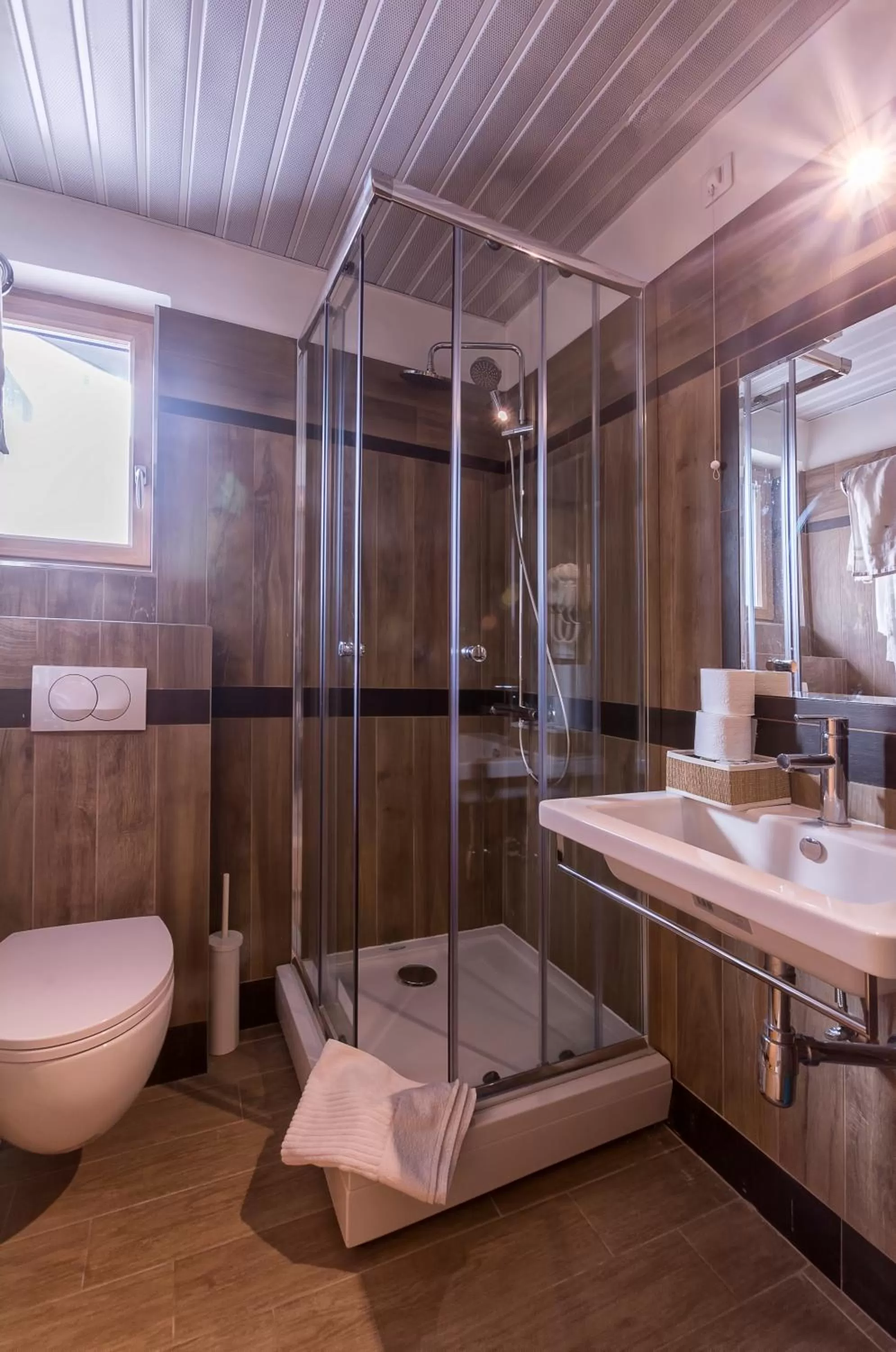 Shower in Hotel Lirak