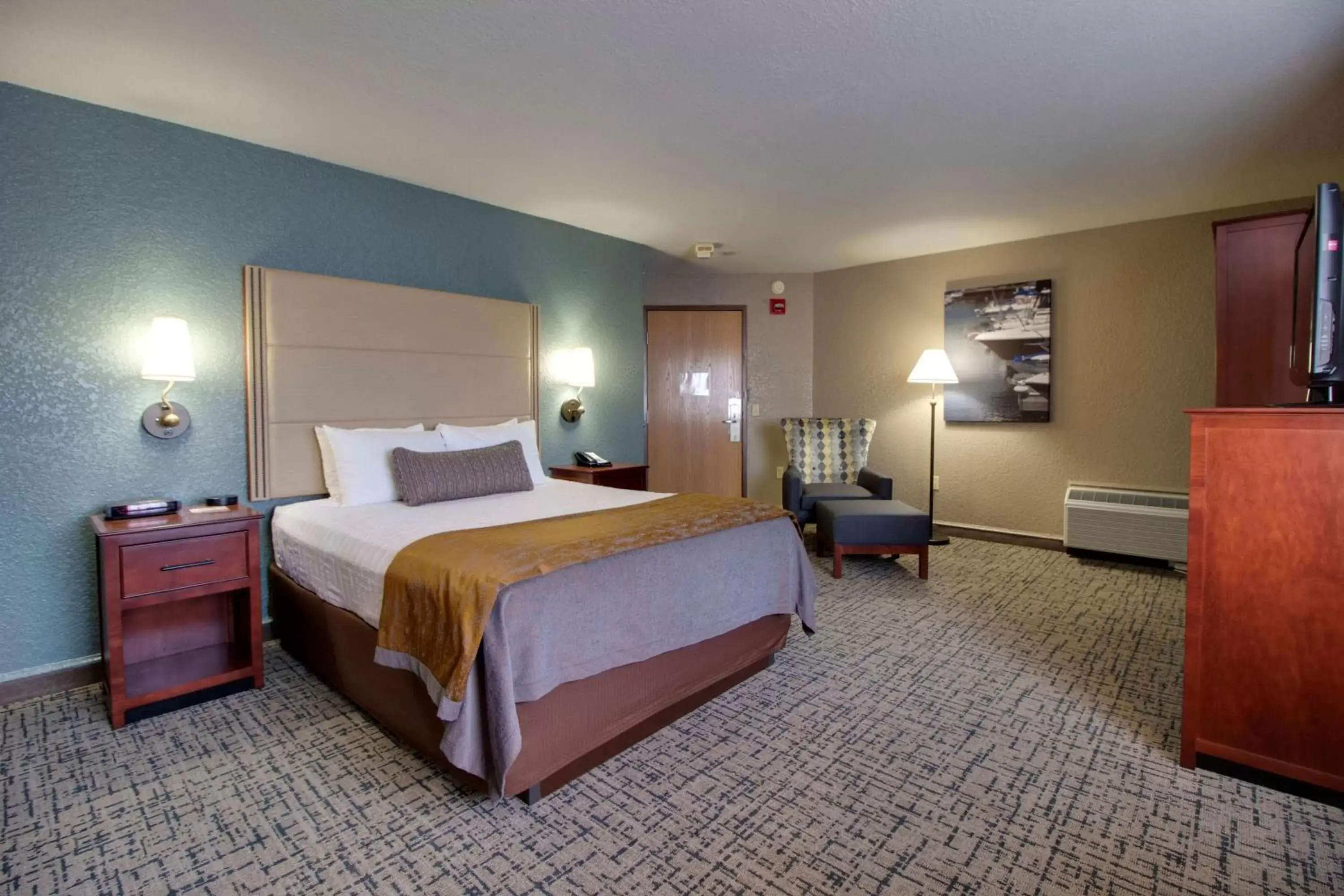 Photo of the whole room, Bed in Best Western Harbour Pointe Lakefront