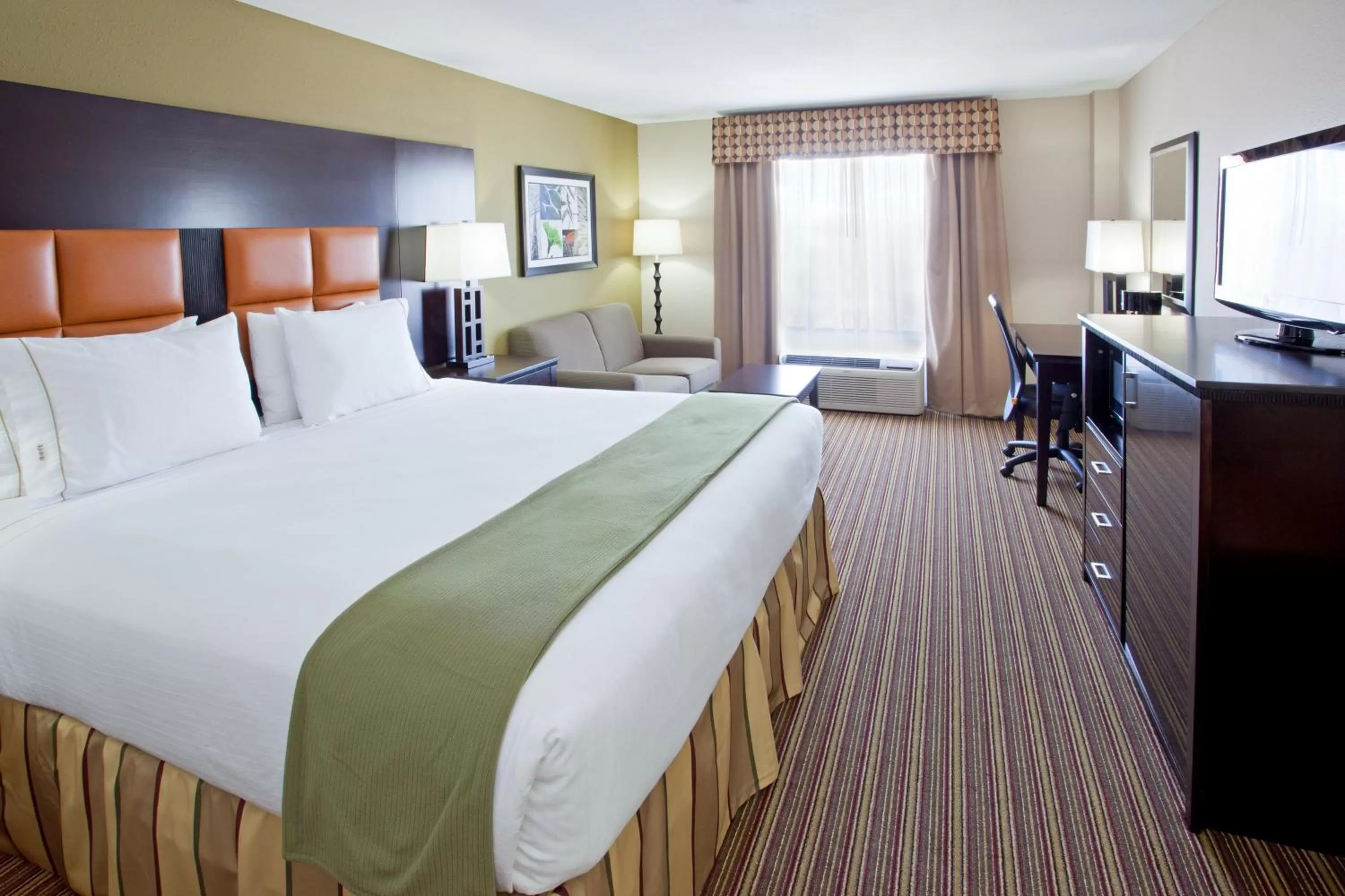Photo of the whole room, Bed in Holiday Inn Express Arlington Interstate 20 Parks Mall by IHG