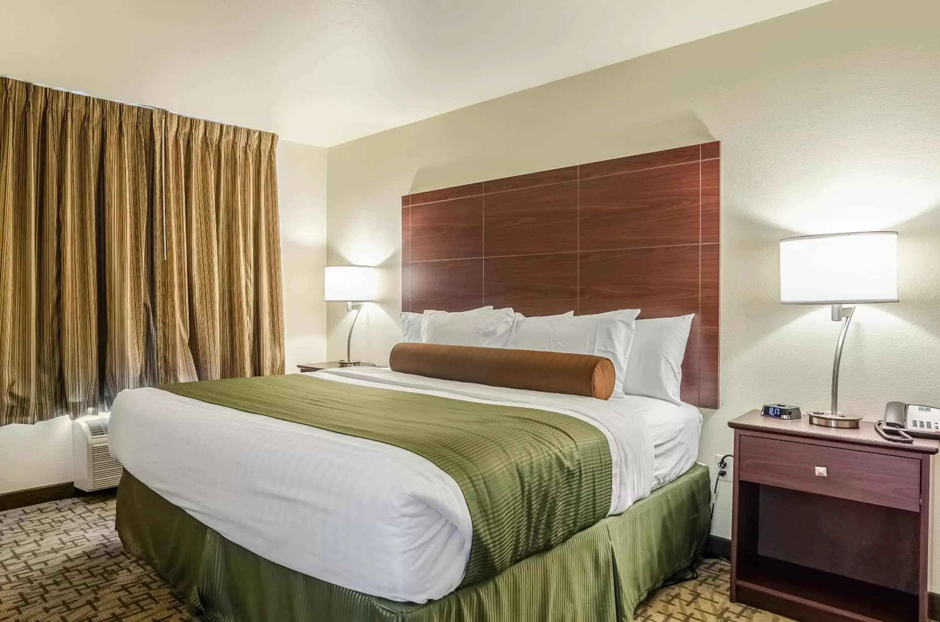 Bedroom, Bed in Cobblestone Inn & Suites - Bridgeport