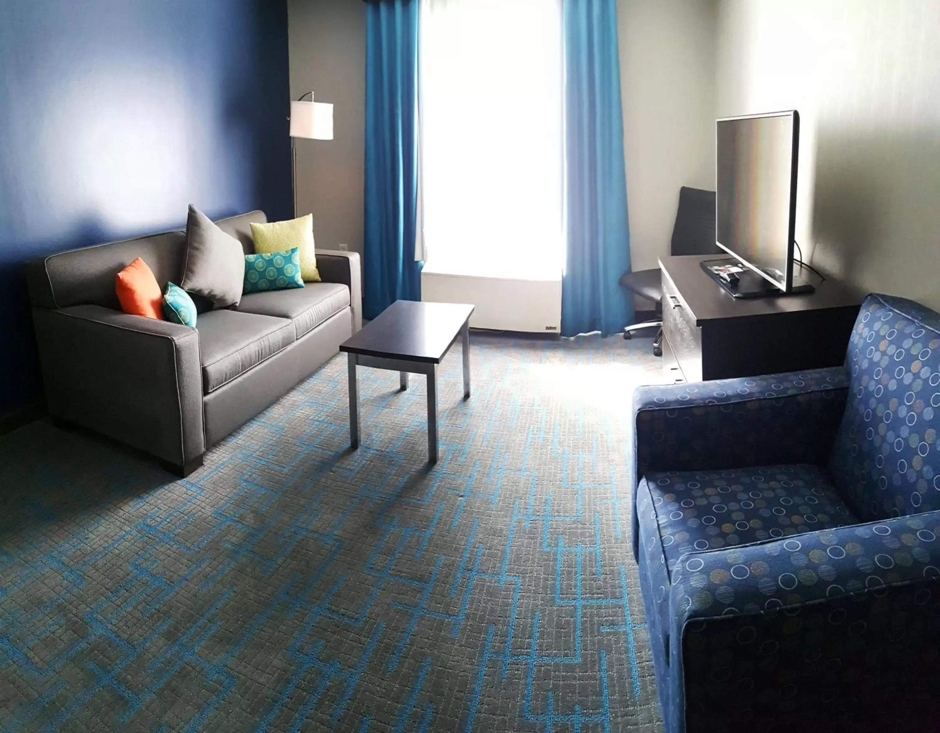 Photo of the whole room, Seating Area in Holiday Inn & Suites Syracuse Airport - Liverpool, an IHG Hotel