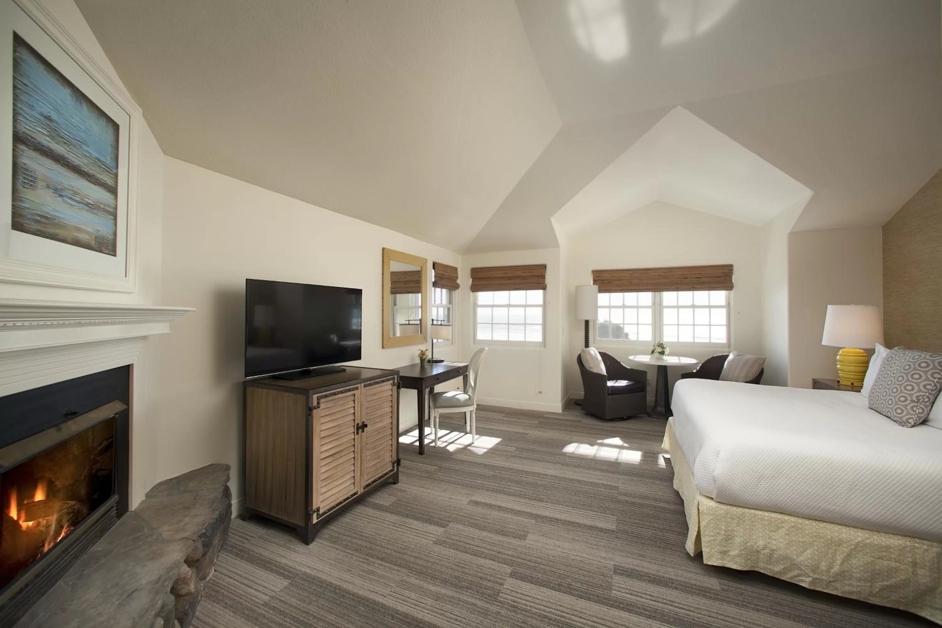 Photo of the whole room, Bed in Fogcatcher Inn