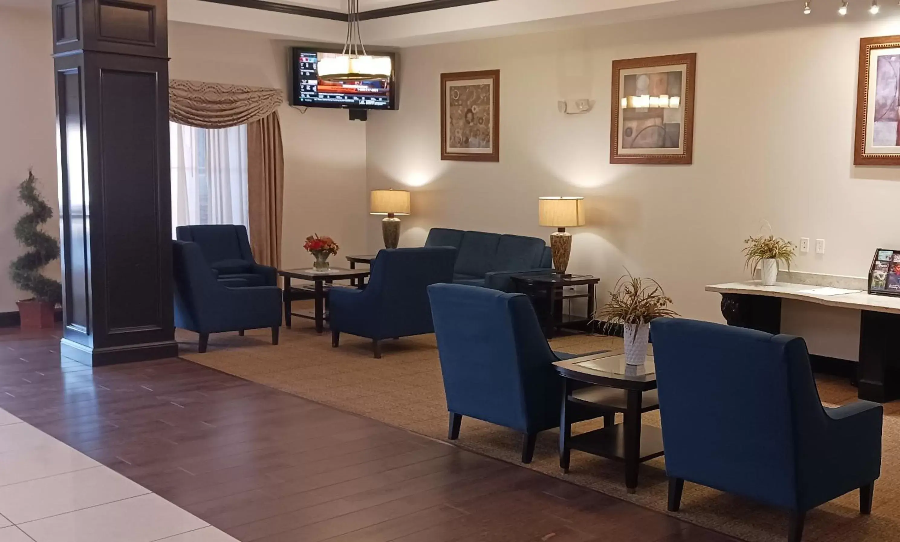 Lobby or reception, Seating Area in Red Roof Inn & Suites Longview