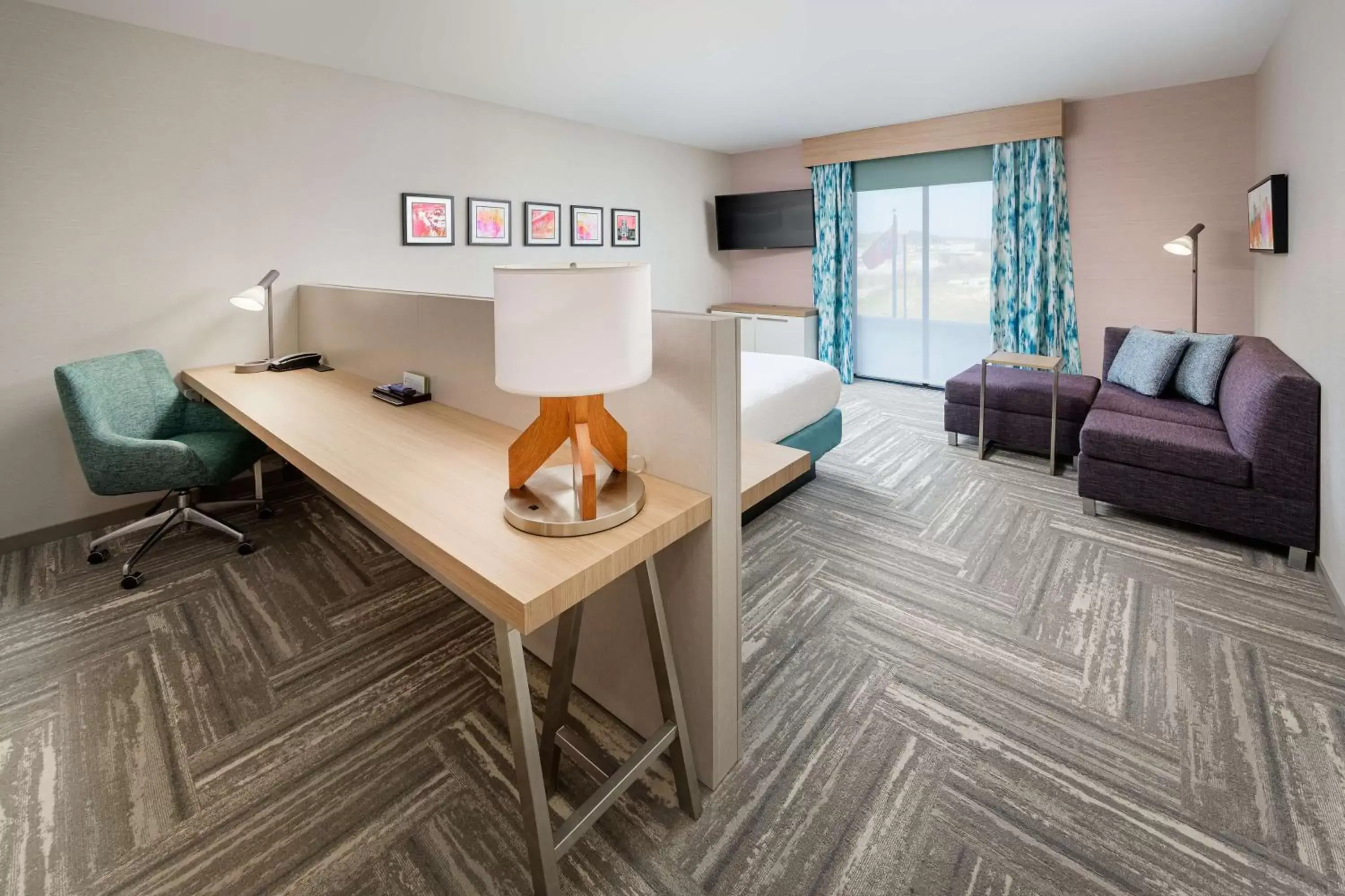 Bedroom, Seating Area in Hilton Garden Inn Knoxville Papermill Drive, Tn