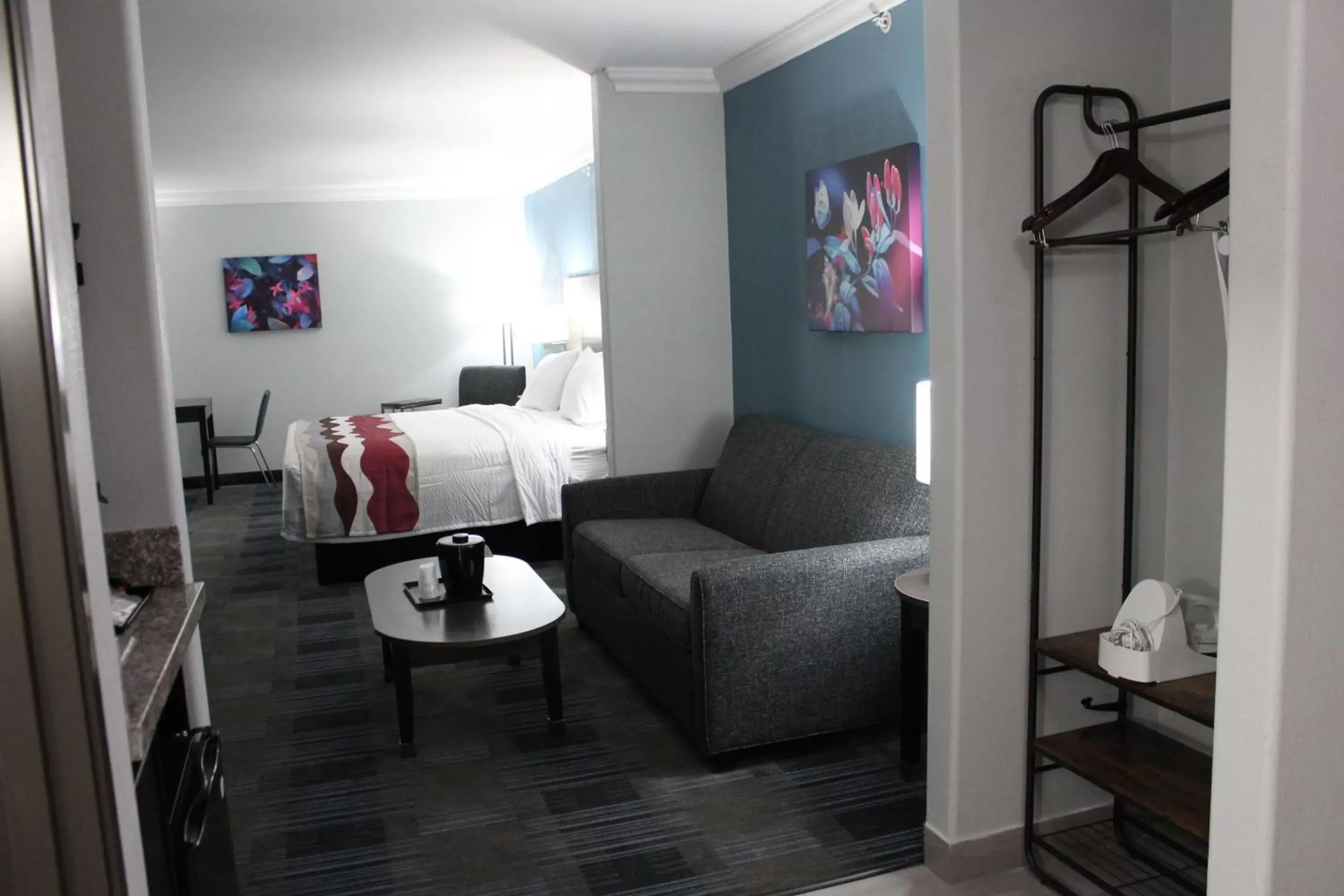 Bedroom, Seating Area in Best Western Medical Center North Inn & Suites Near Six Flags