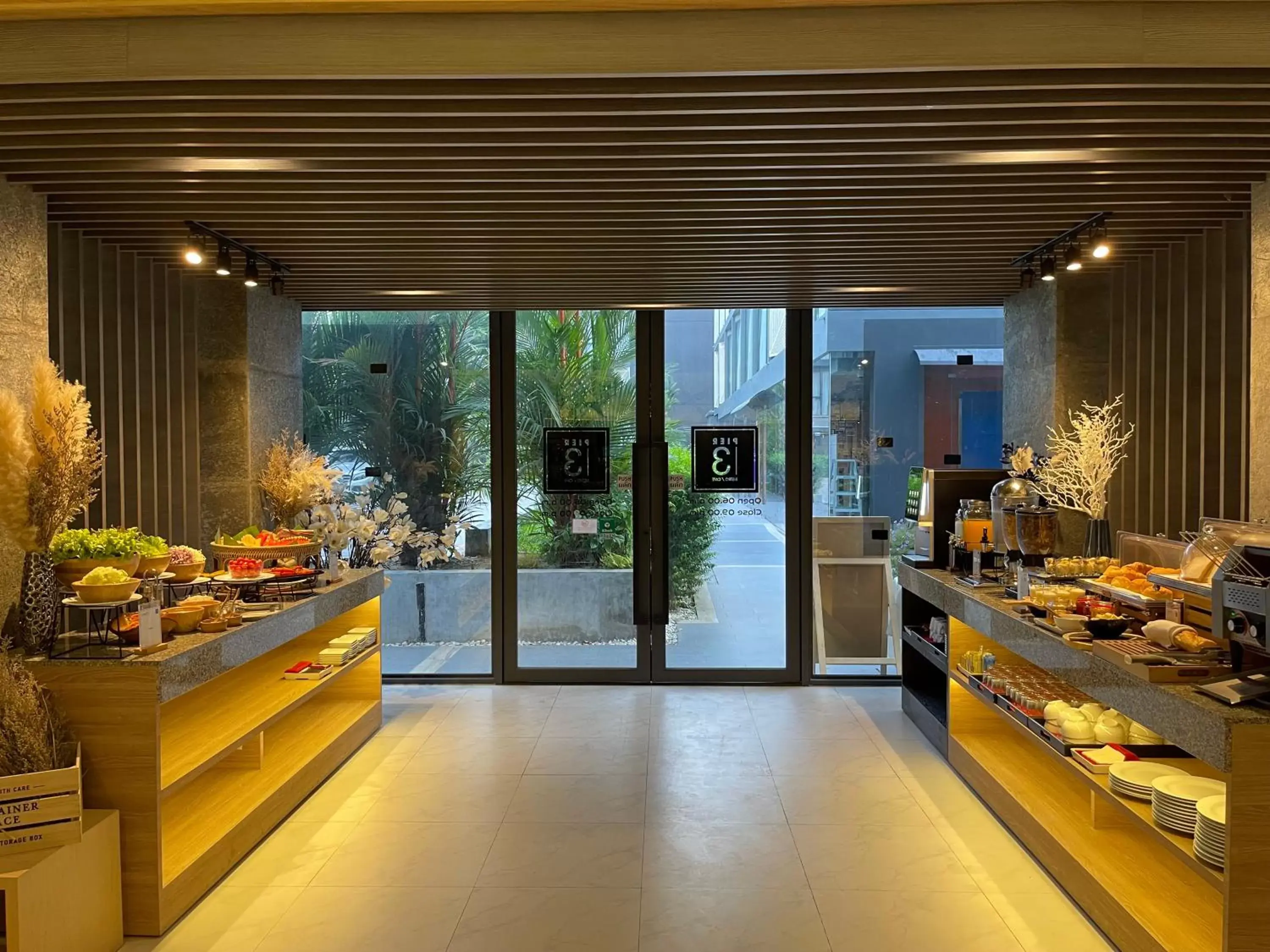 Restaurant/places to eat in Canalis Suvarnabhumi Airport Hotel