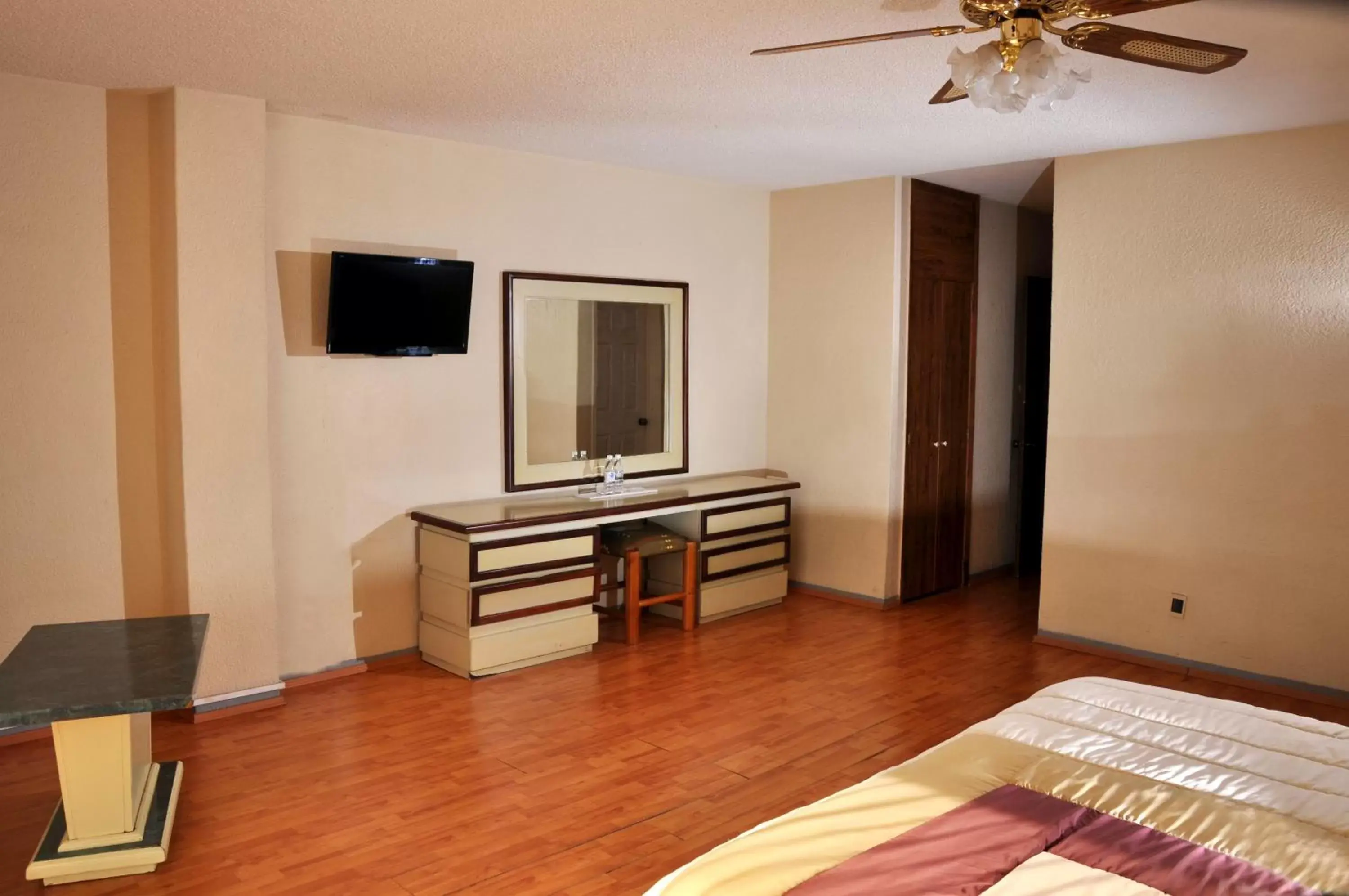 Bedroom, TV/Entertainment Center in Hotel El Monte