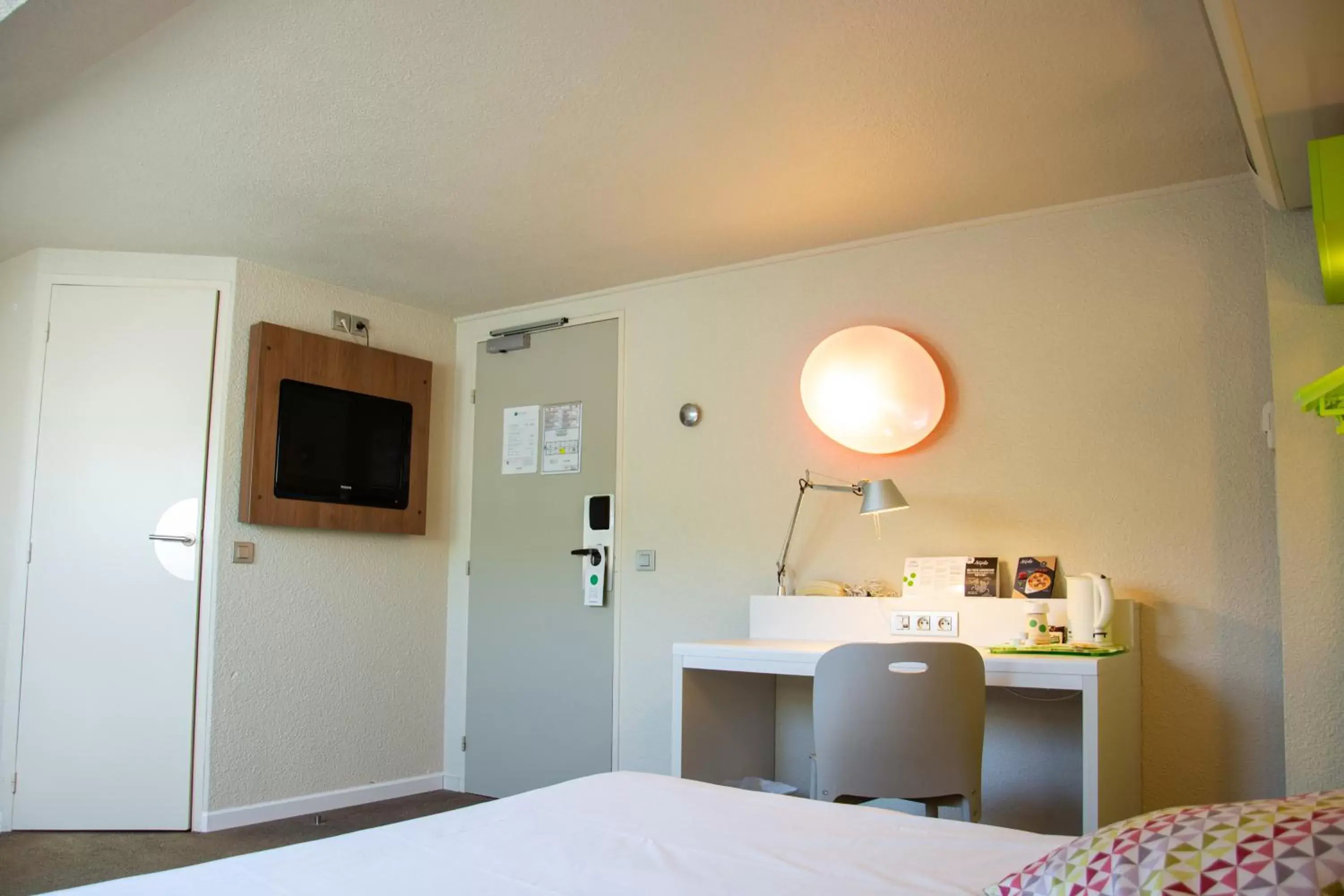 Bedroom, Bed in Campanile Dunkerque Sud - Loon Plage