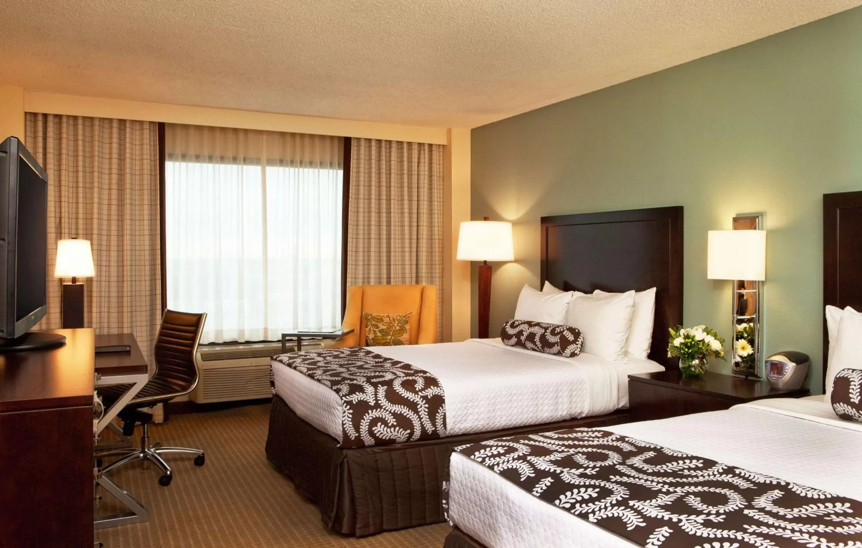 Photo of the whole room, Bed in Sonesta Atlanta Airport North