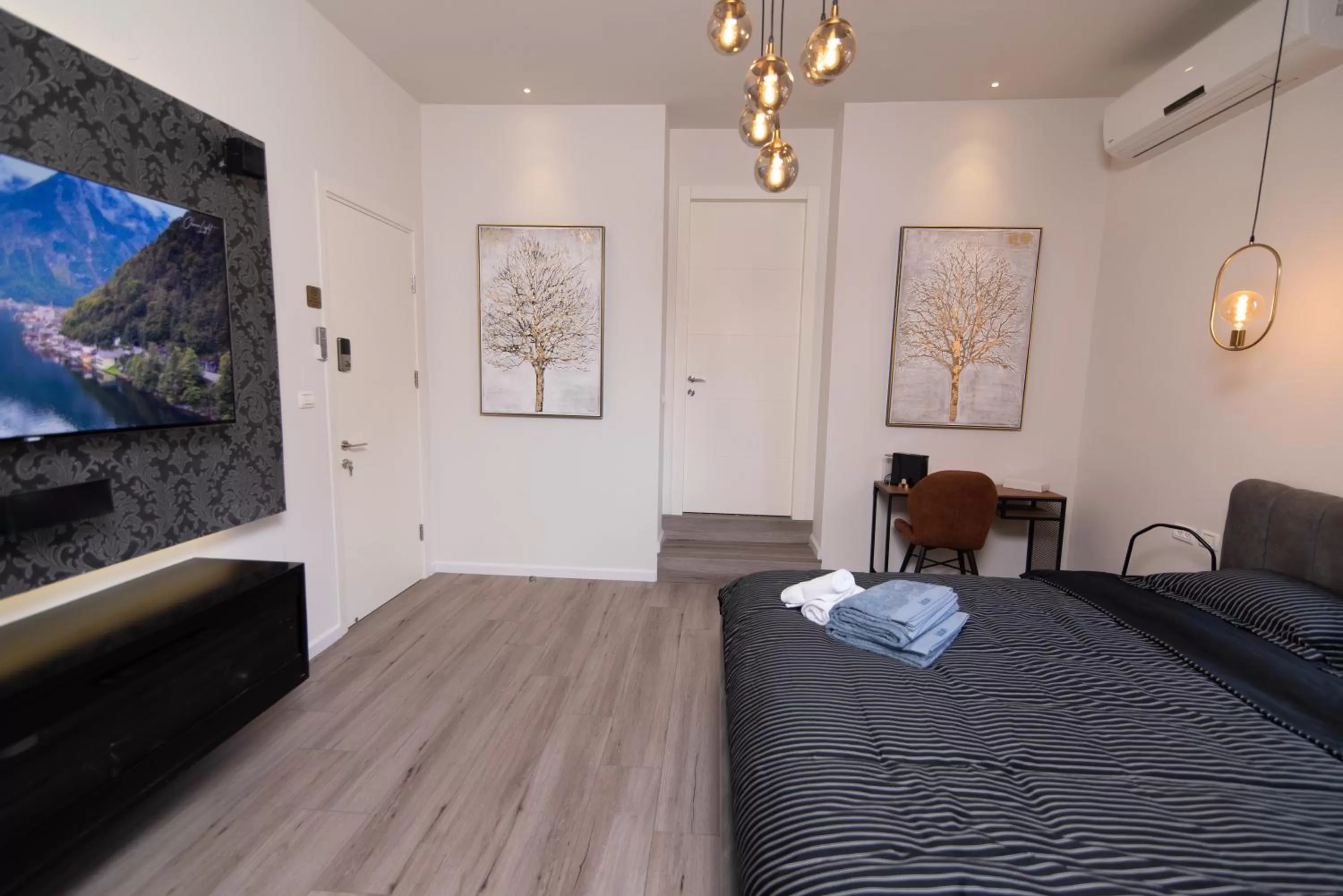 Photo of the whole room, Bed in King's bed - Stay Royal and Stylish Bahai's Garden