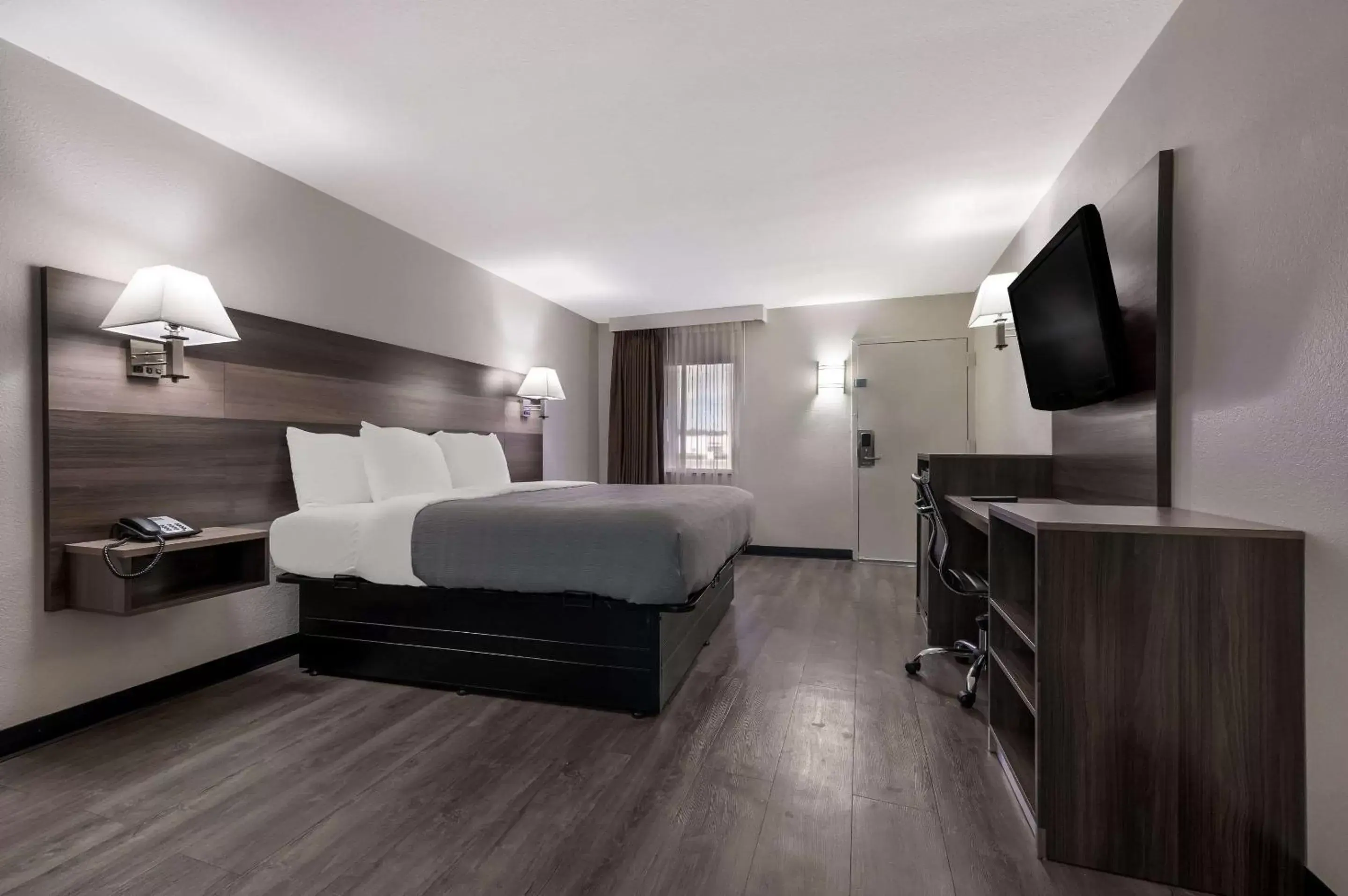 Bedroom, TV/Entertainment Center in Quality Inn Gadsden - Attalla