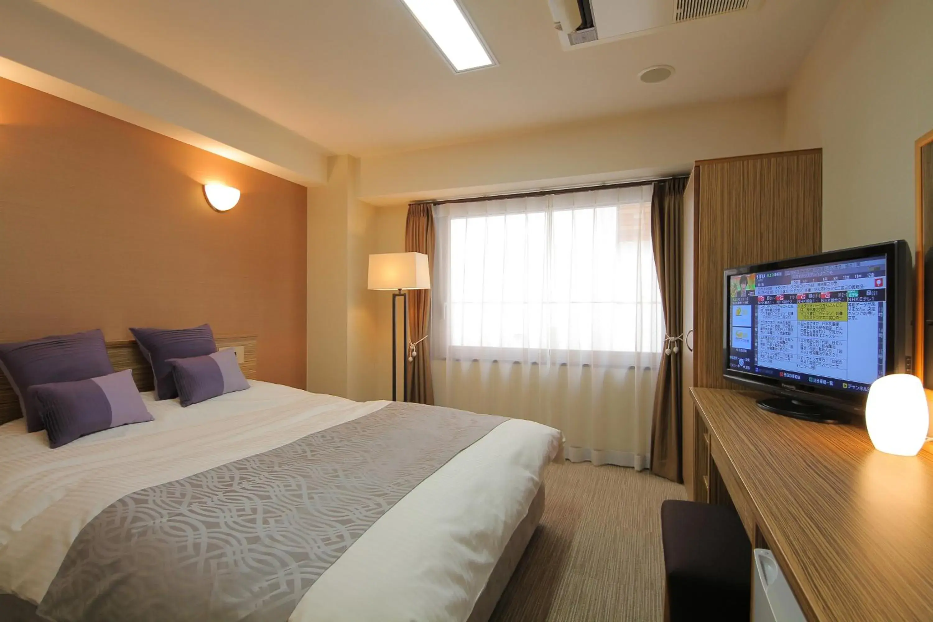 Bed, TV/Entertainment Center in Kyoto Hana Hotel