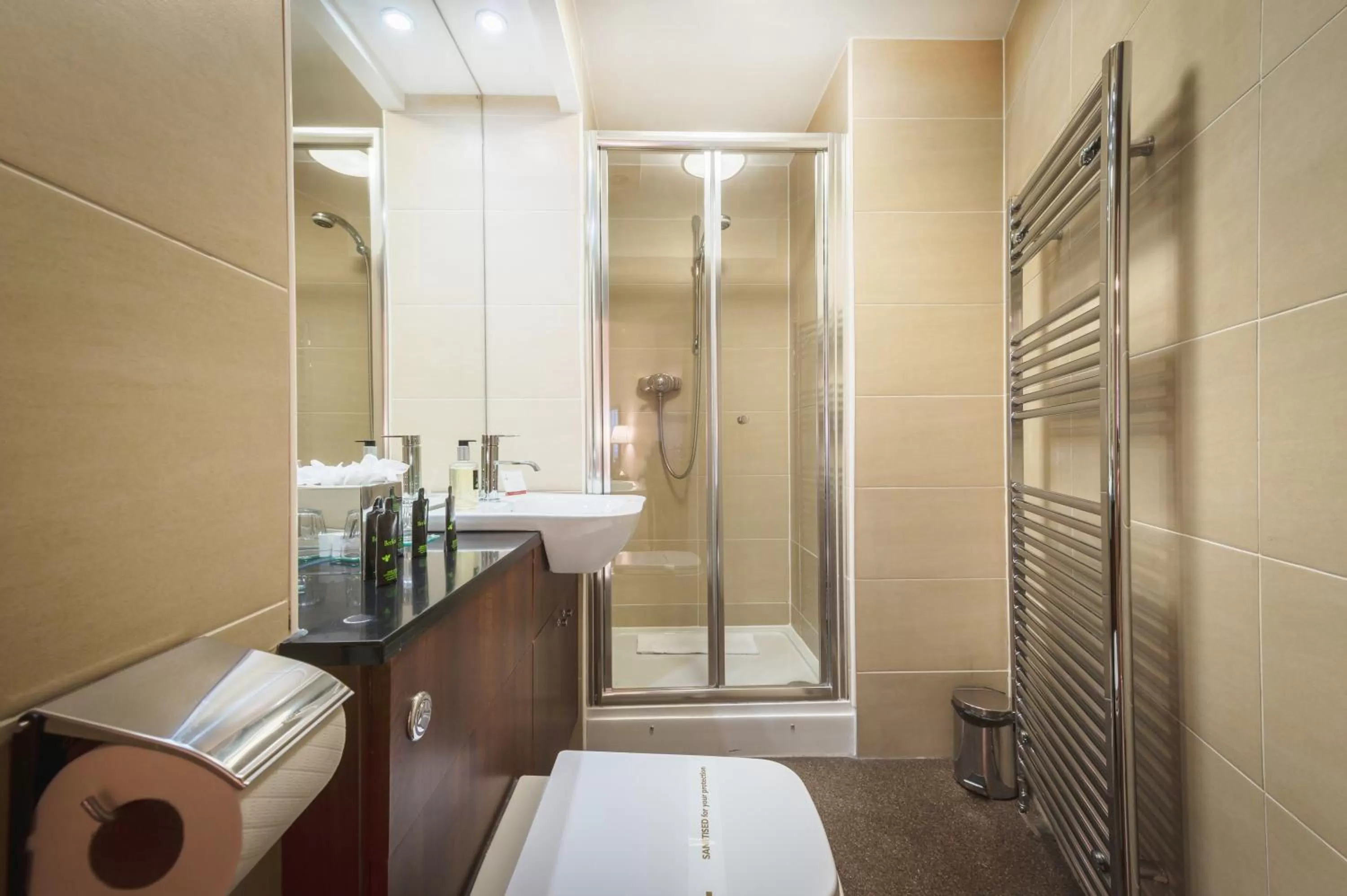 Bathroom in The Knight Residence by Mansley