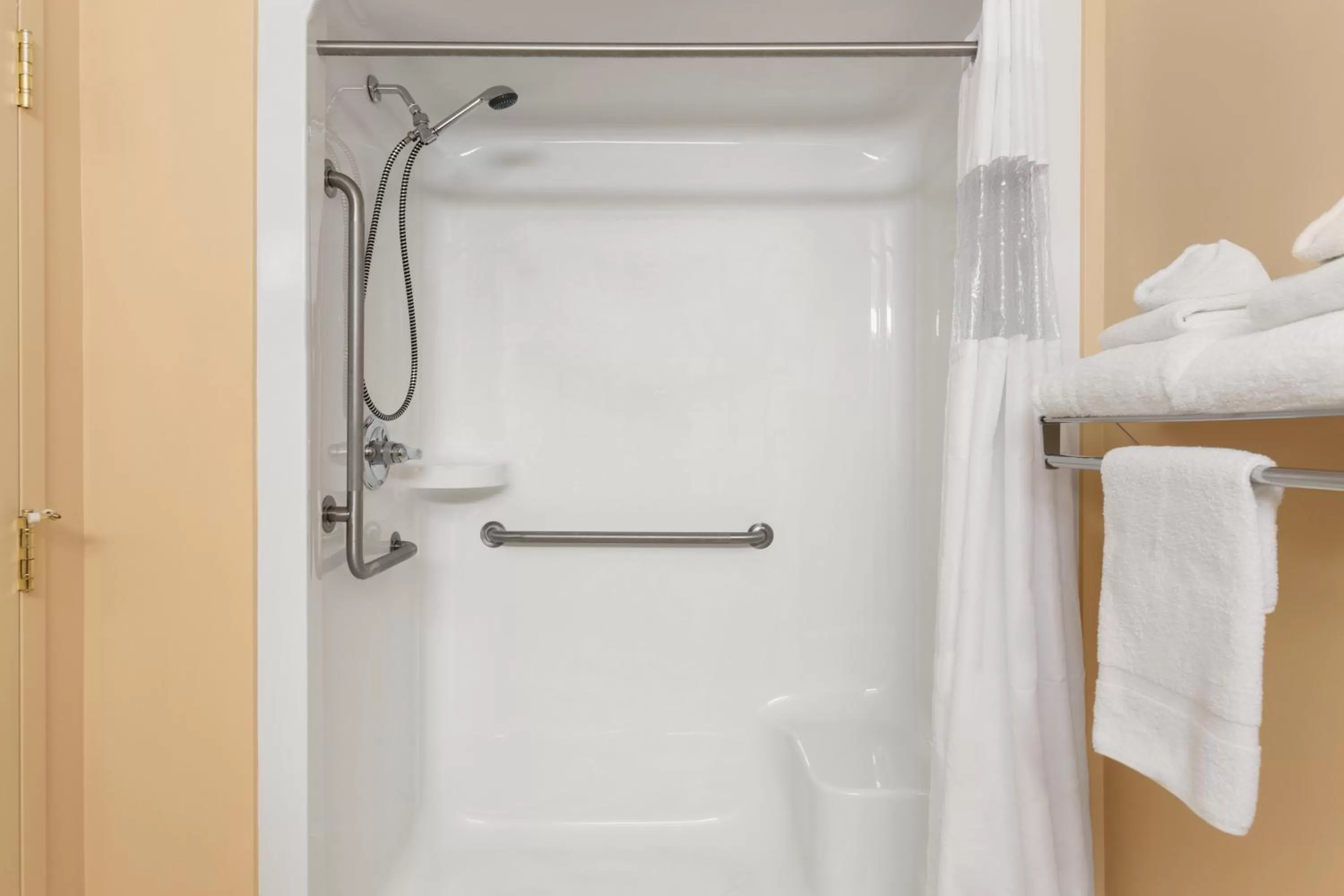 Shower in Days Inn by Wyndham Oromocto Conference Centre