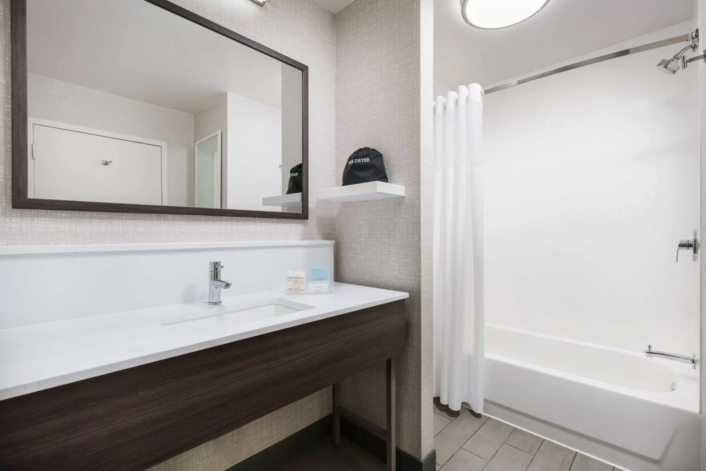 Bathroom in Hampton Inn & Suites Baltimore Inner Harbor