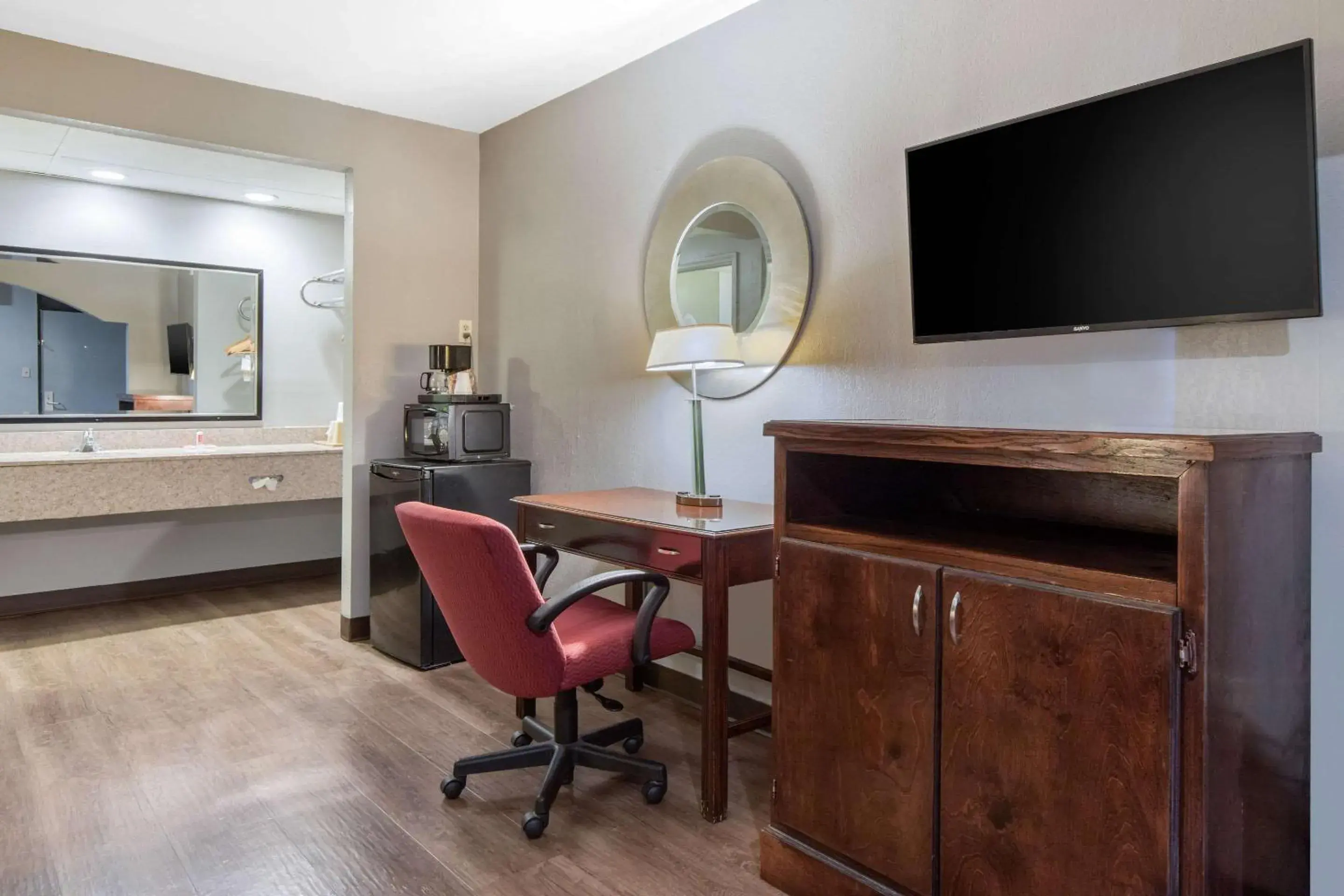 Photo of the whole room, TV/Entertainment Center in Econo Lodge Aiken