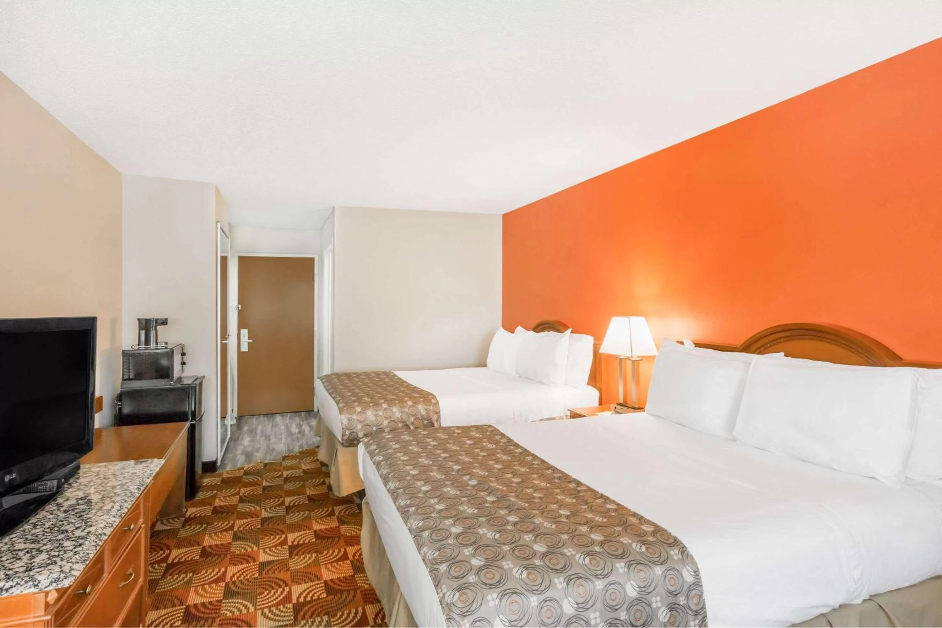 Photo of the whole room, Bed in Days Inn by Wyndham Shallotte