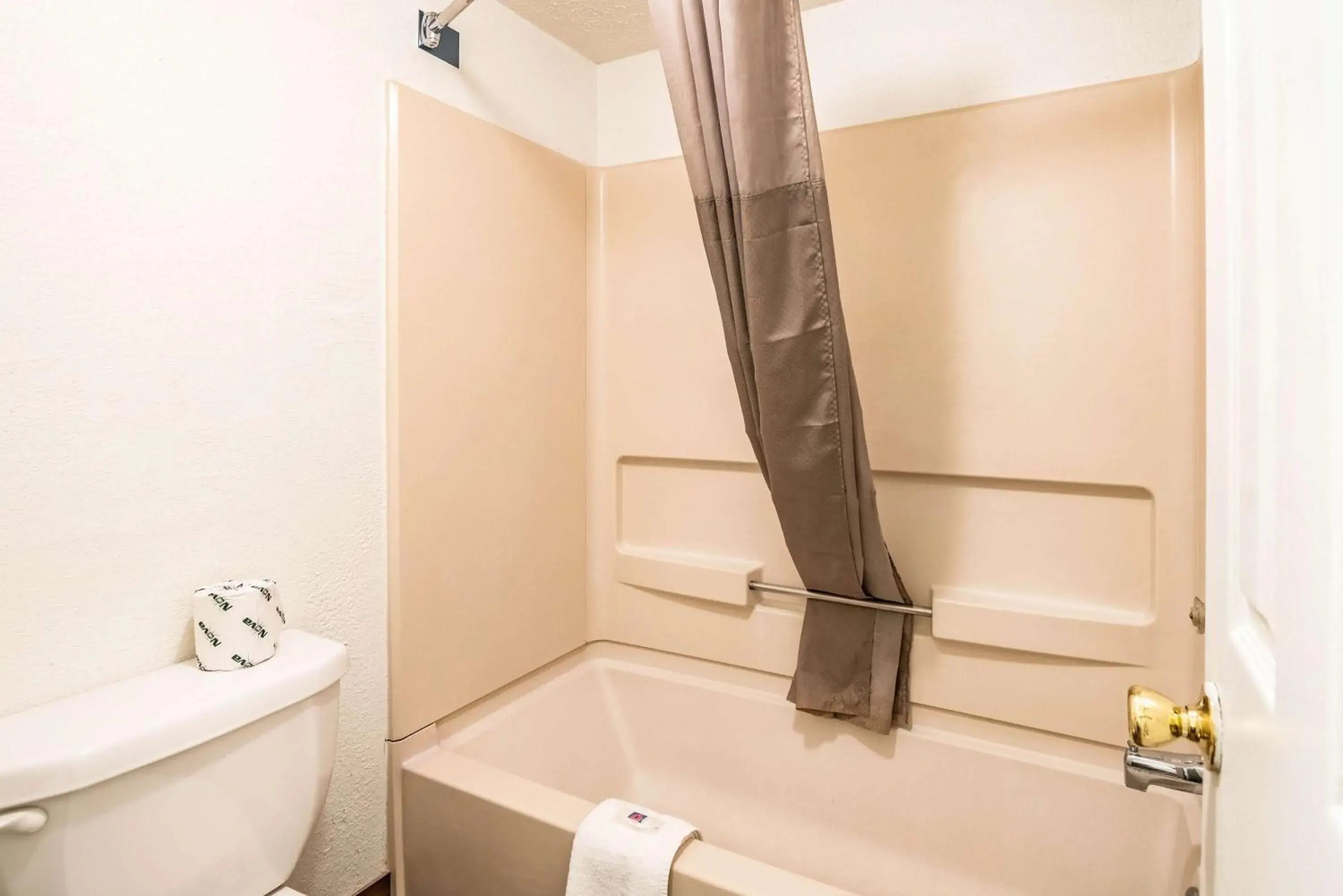 Toilet, Bathroom in Motel 6-Columbus, OH