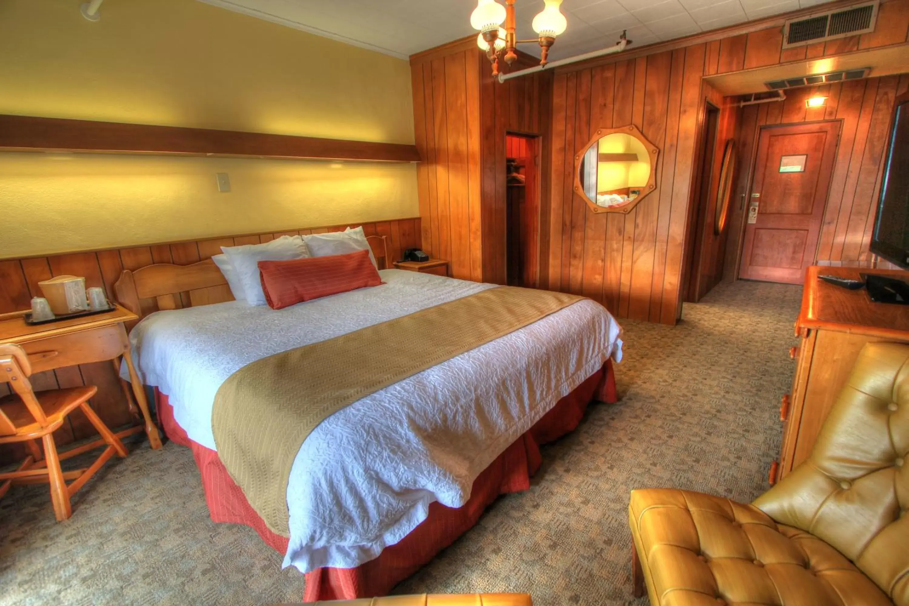 Bedroom, Bed in Gatlinburg Inn