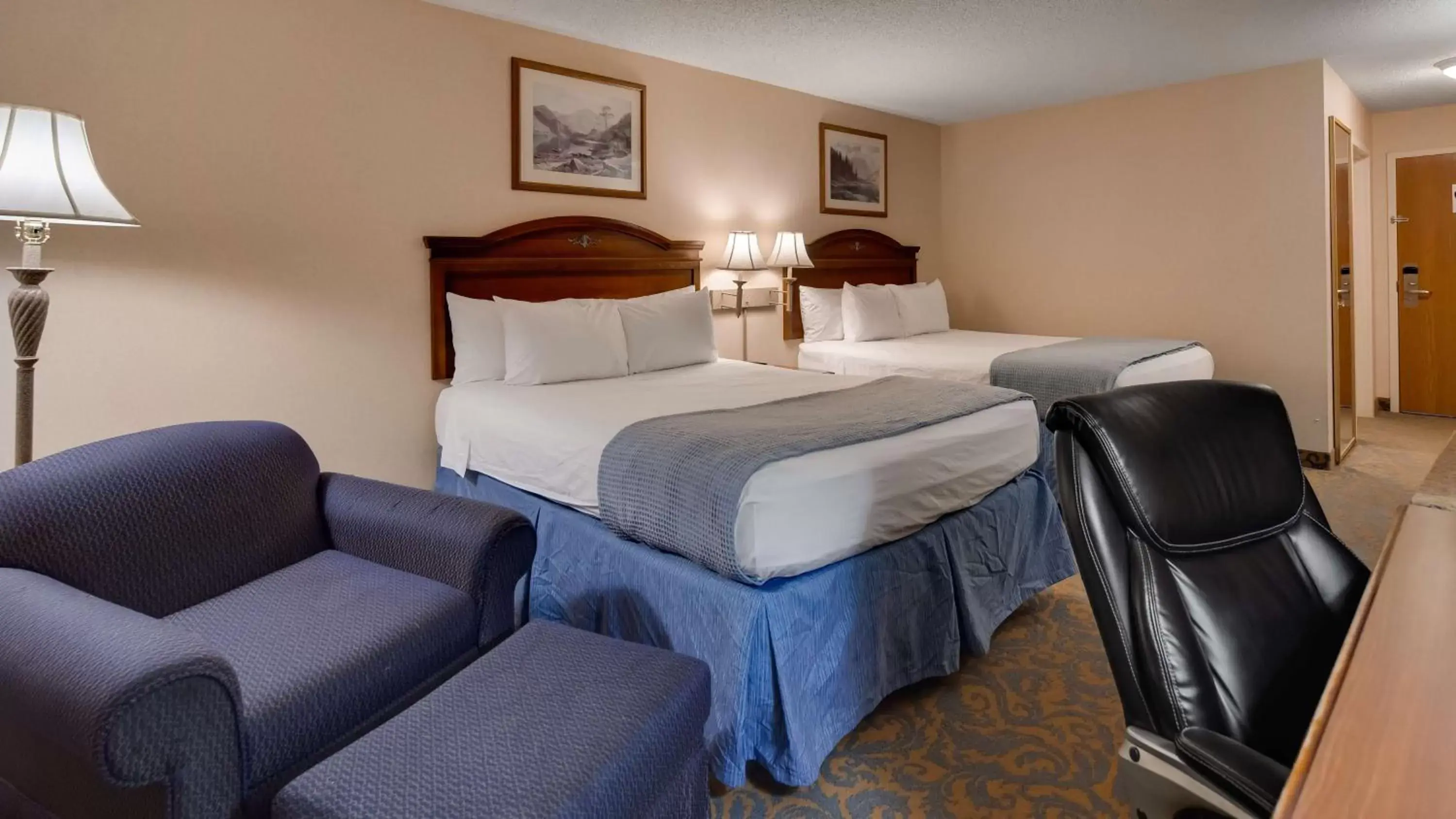 Photo of the whole room, Bed in SureStay Plus Hotel by Best Western Cheyenne