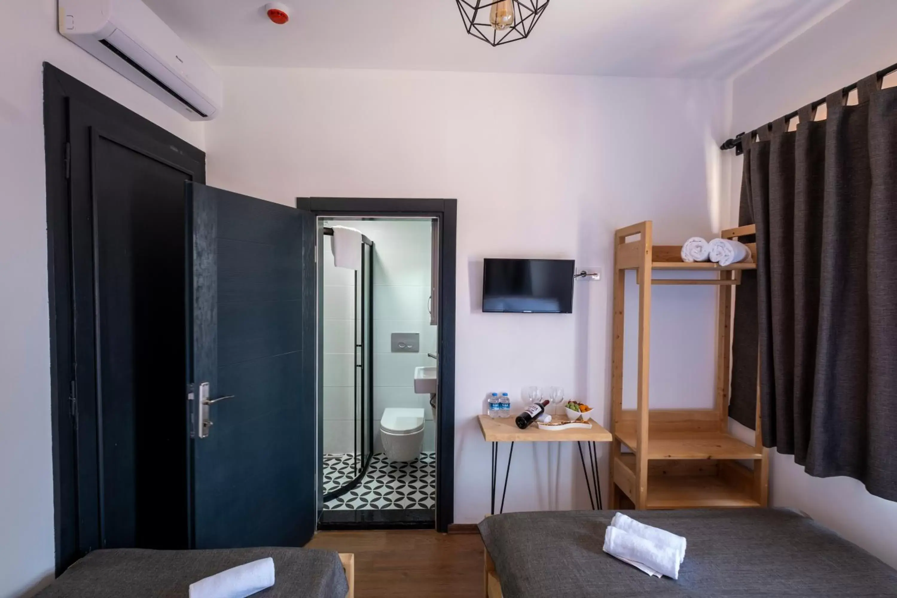 Shower, TV/Entertainment Center in Solo Boutique Hotel