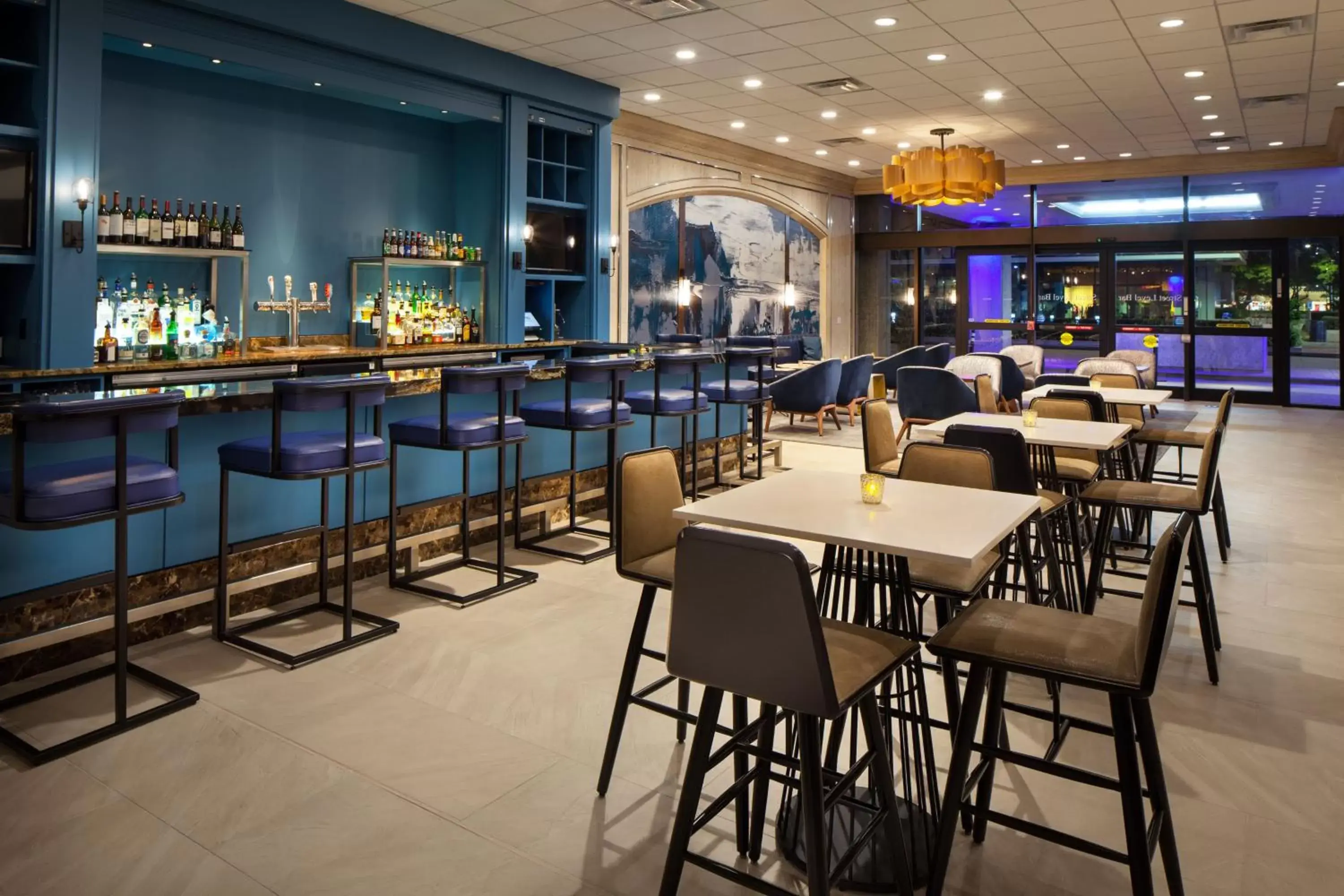 Lounge or bar, Restaurant/Places to Eat in The Westin Oaks Houston at the Galleria