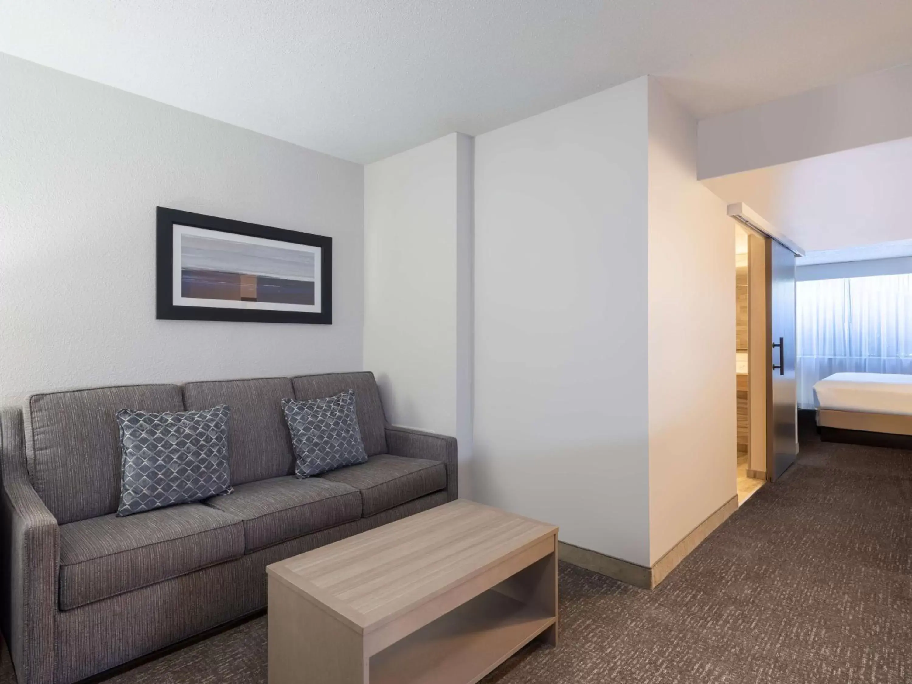 Living room, Seating Area in Embassy Suites Baltimore - North/Hunt Valley