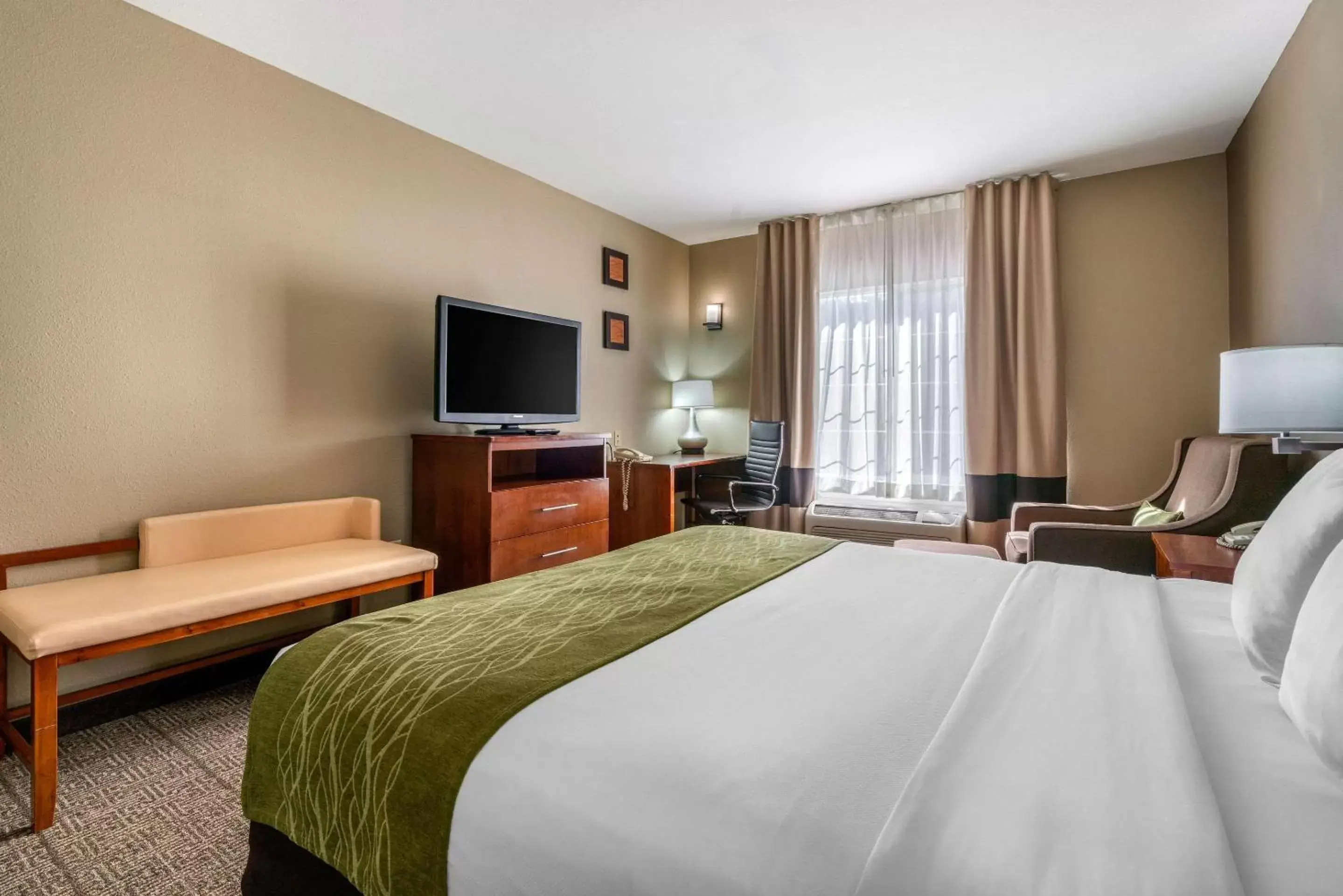 Photo of the whole room in Comfort Inn & Suites Sacramento – University Area