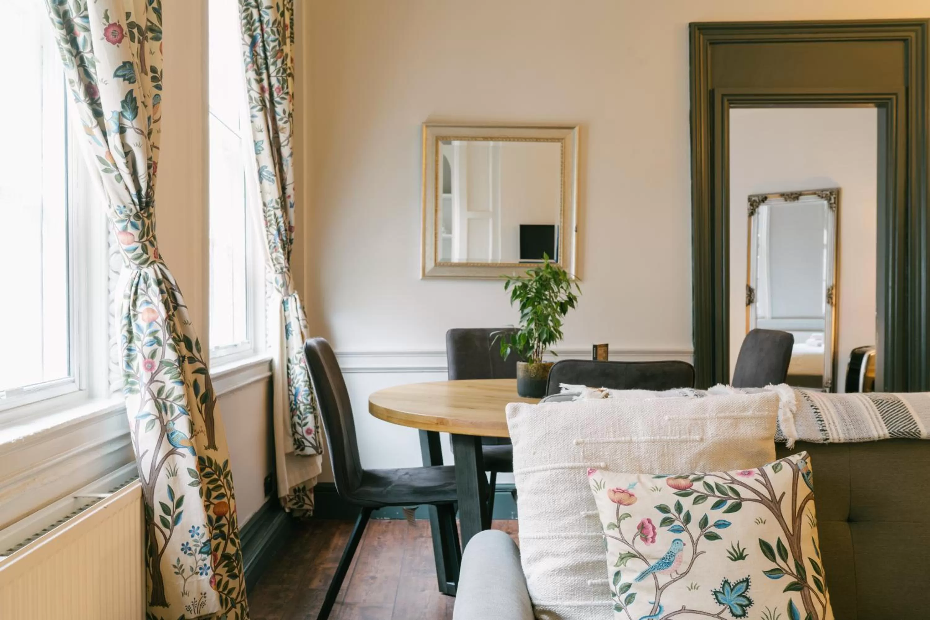 Living room, Bed in The Fort York