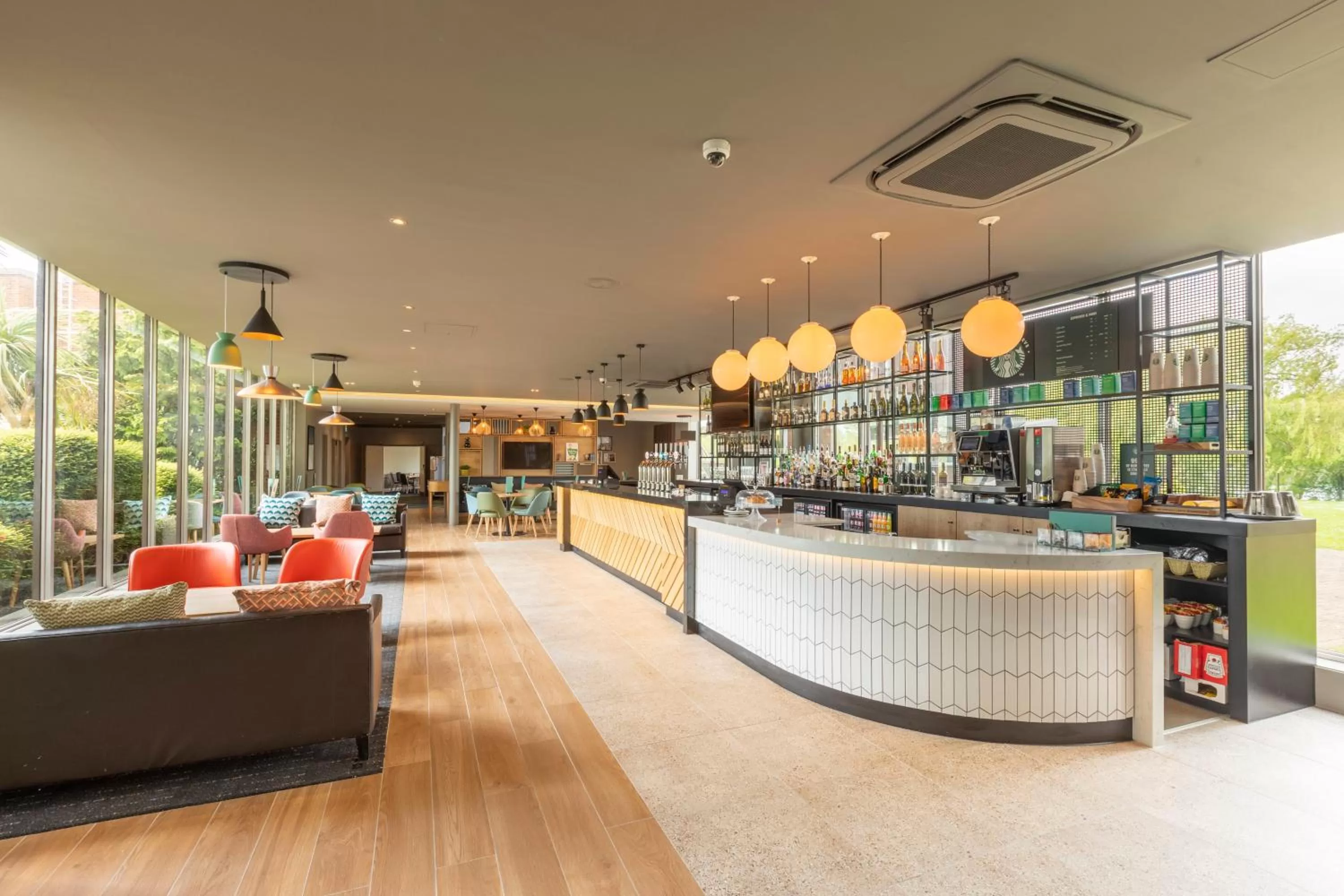 Lounge or bar in Holiday Inn Basildon by IHG