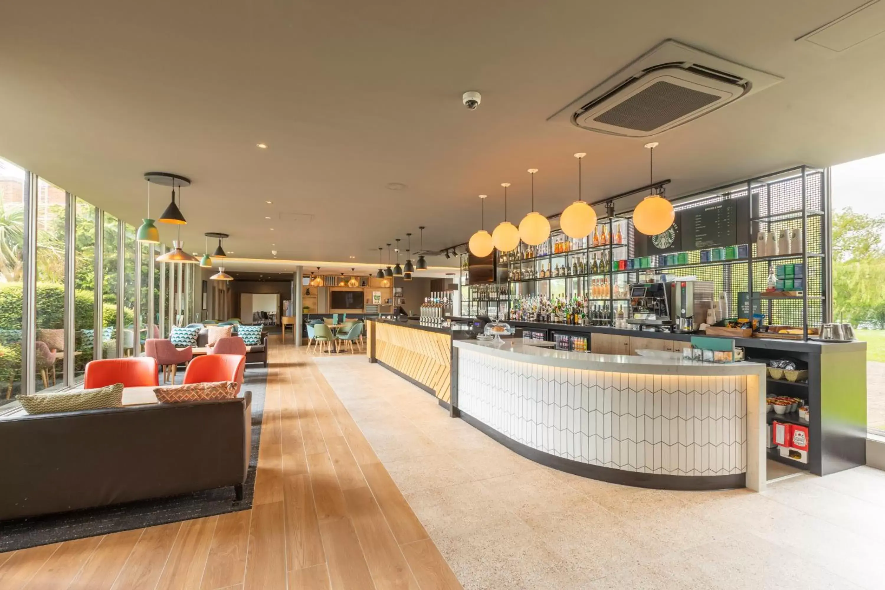 Lounge or bar in Holiday Inn Basildon, an IHG Hotel