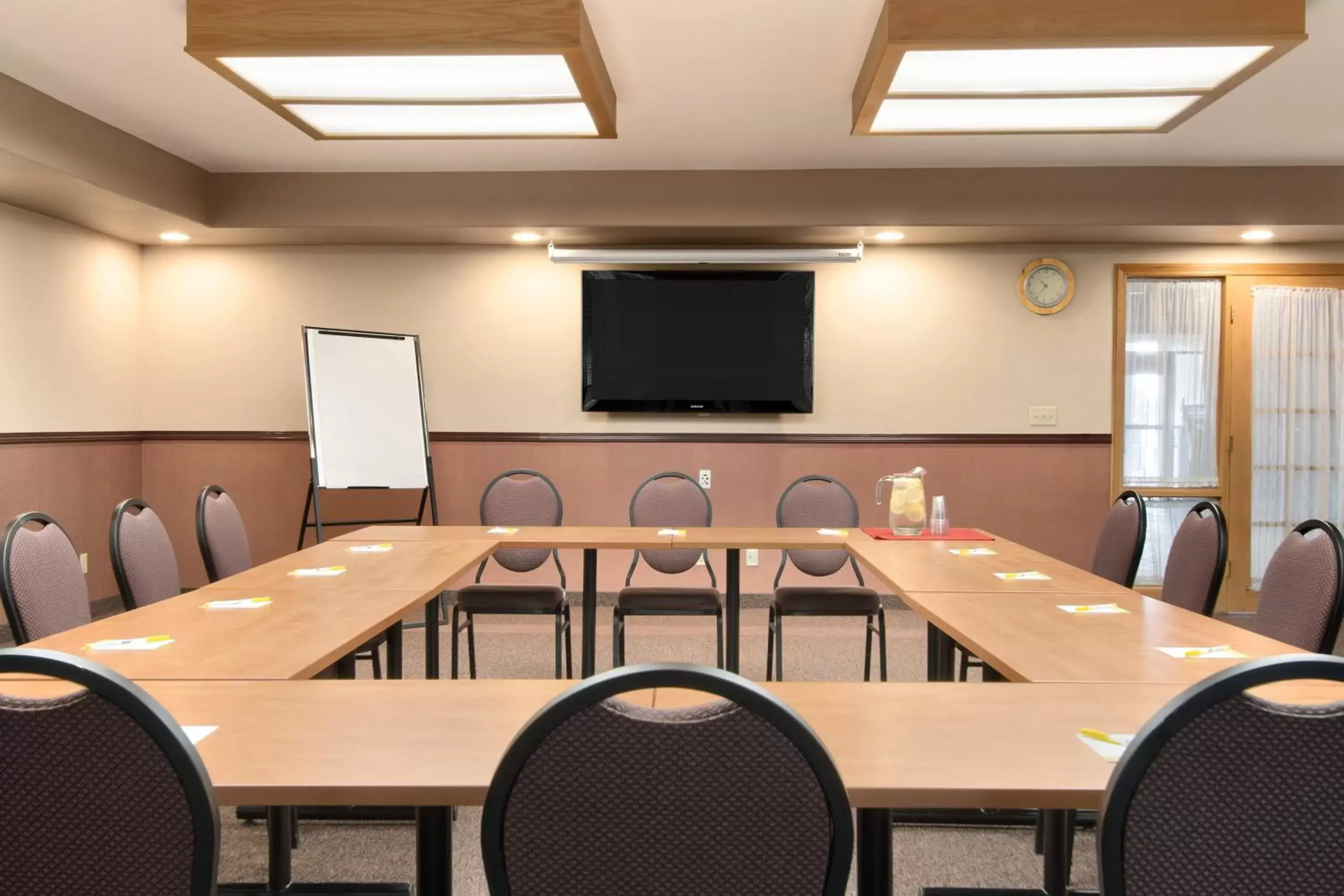 Meeting/conference room in Days Inn & Suites by Wyndham Thunder Bay