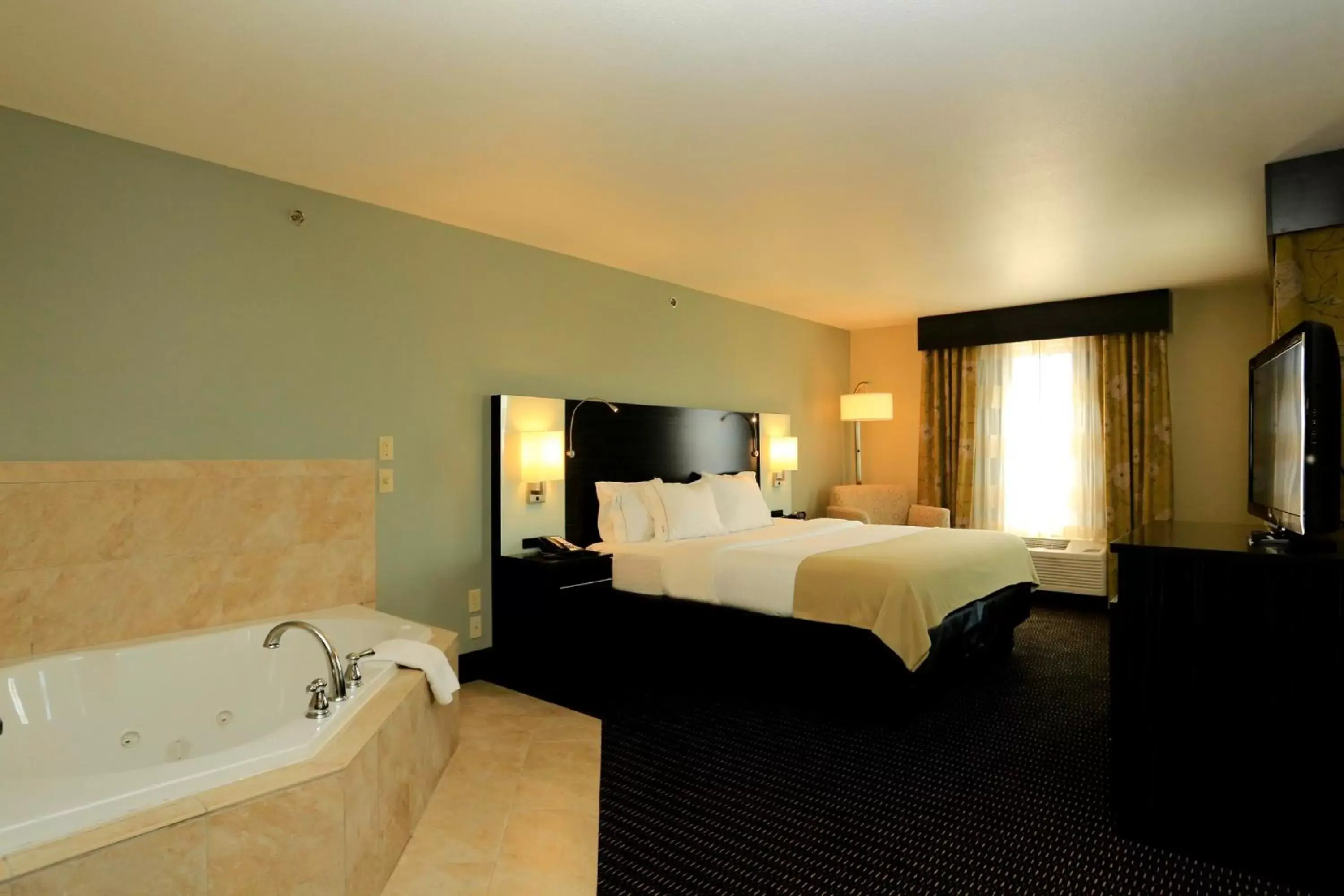 Photo of the whole room, Bed in Holiday Inn Express & Suites Marion Northeast, an IHG Hotel