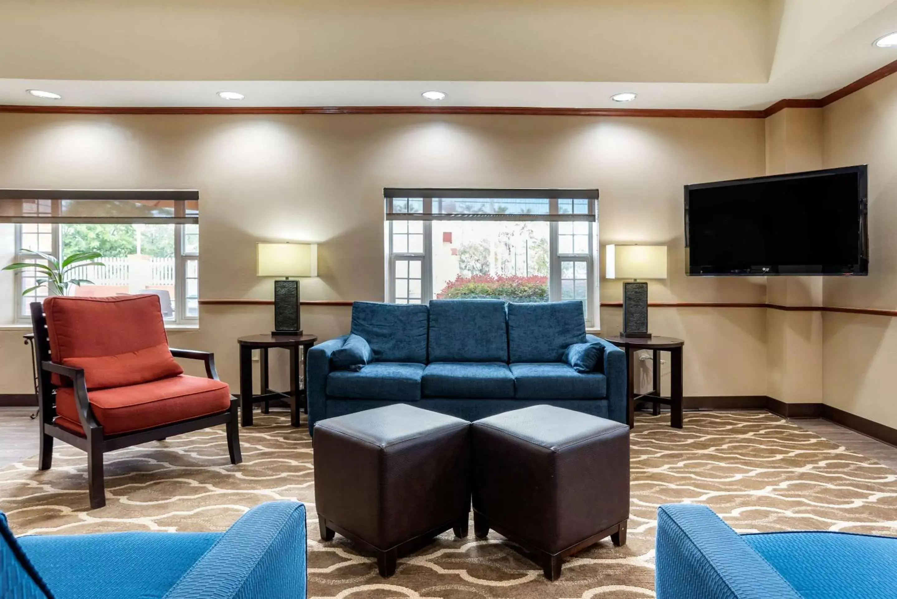 Lobby or reception, Seating Area in Comfort Suites Airport