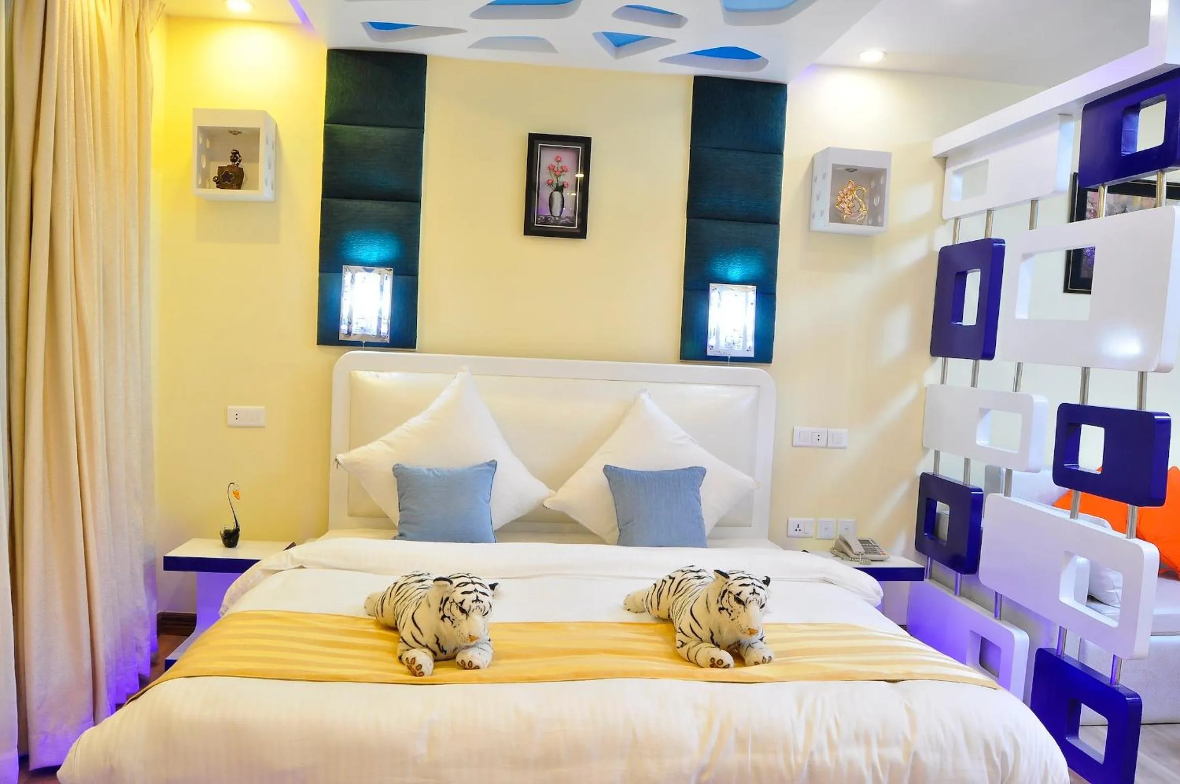 Bed in Royal Penguin Boutique Hotel & Spa