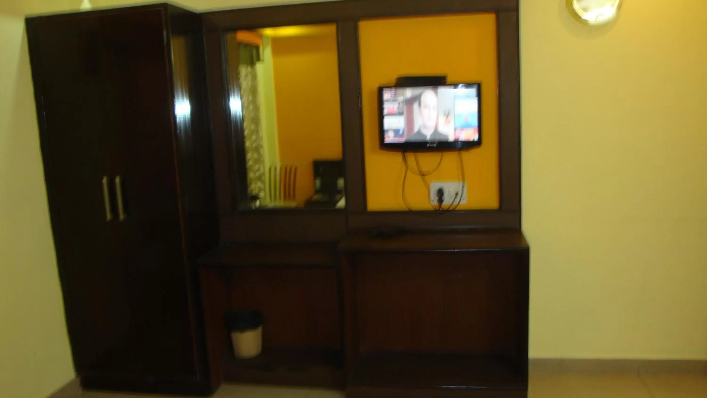 TV and multimedia, TV/Entertainment Center in Hotel Su Shree Continental 5 Minutes Walk From New Delhi Railway Station