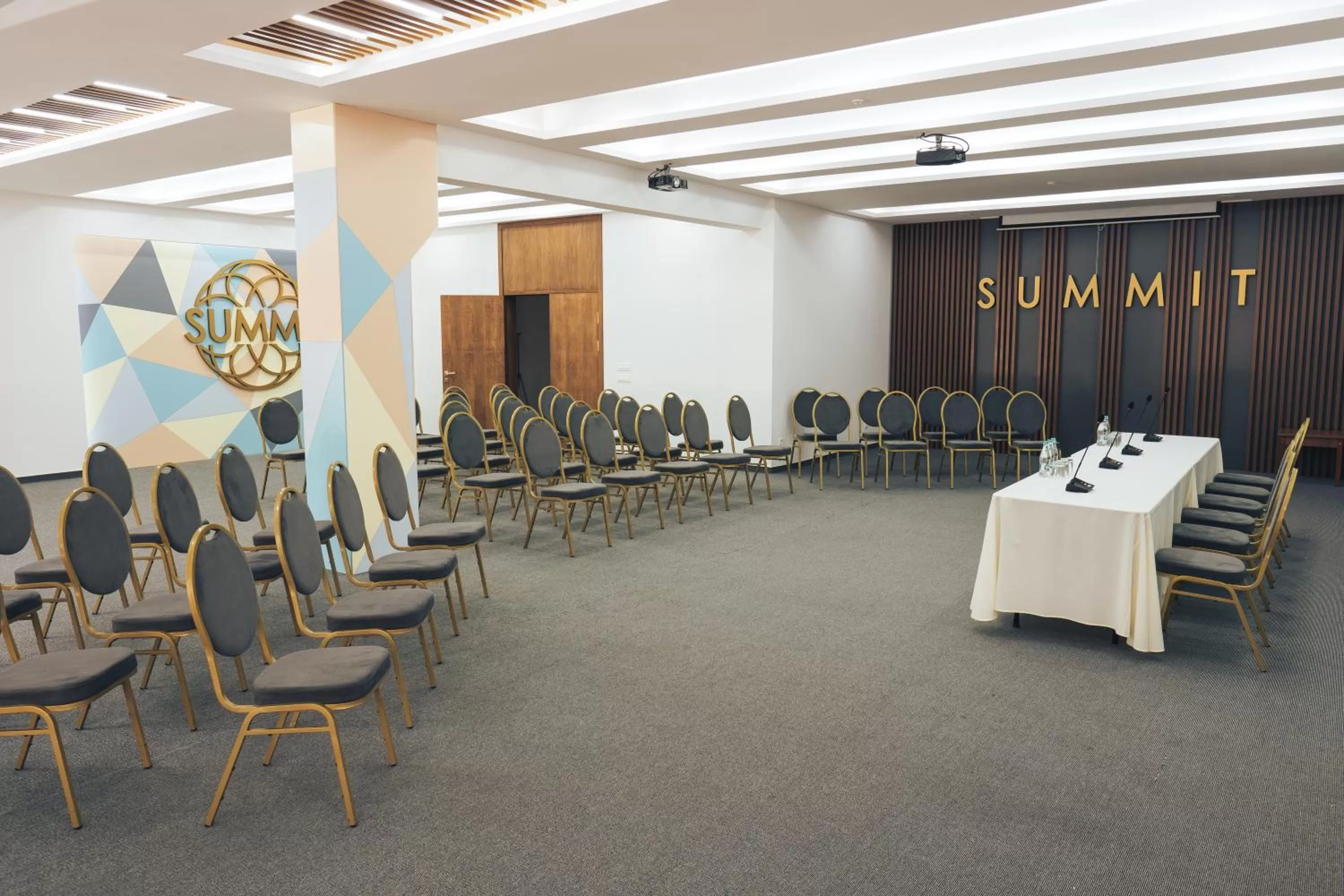 Business facilities in Summit Villa