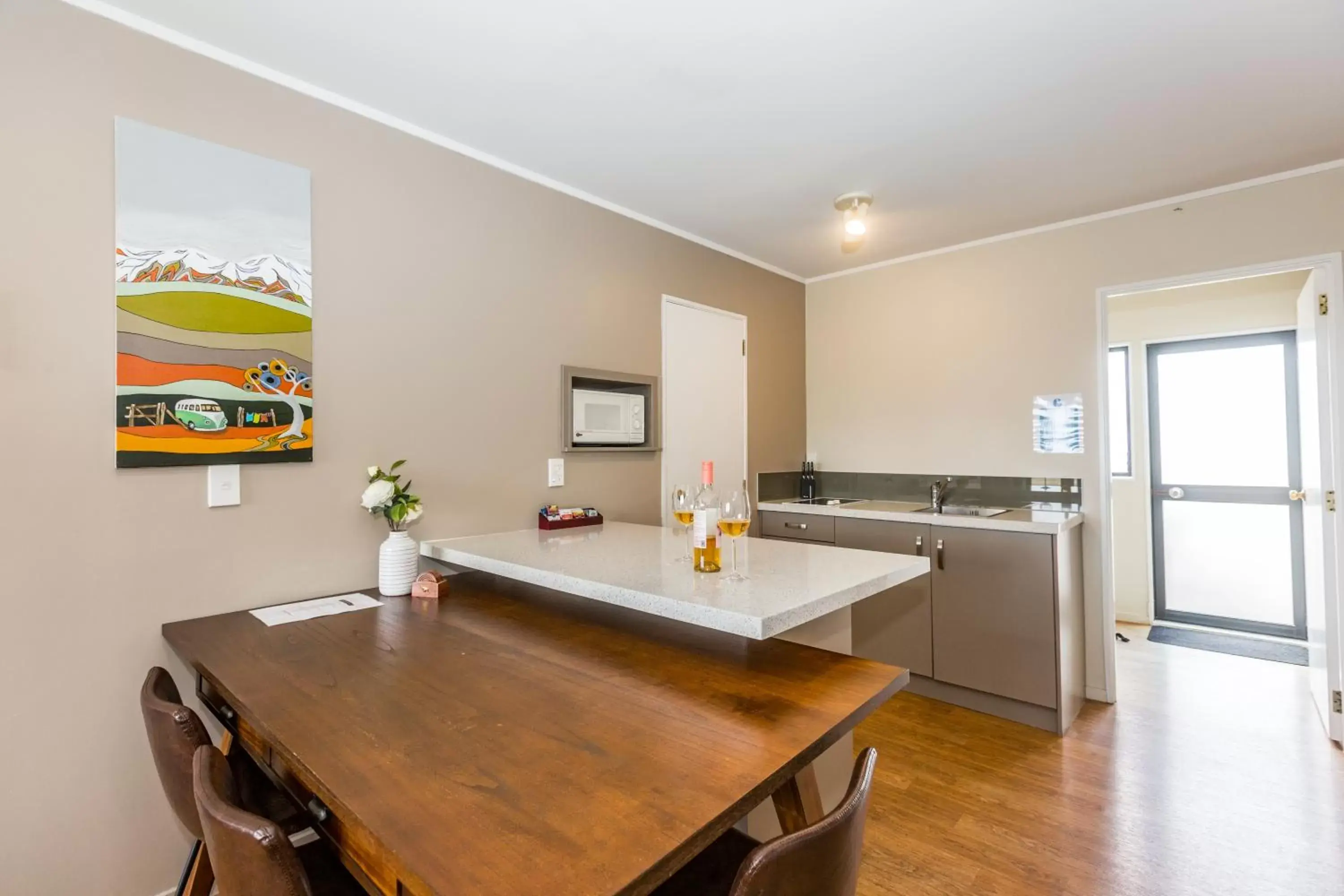 Kitchen/Kitchenette in Le Chalet Suisse Motel Taupo