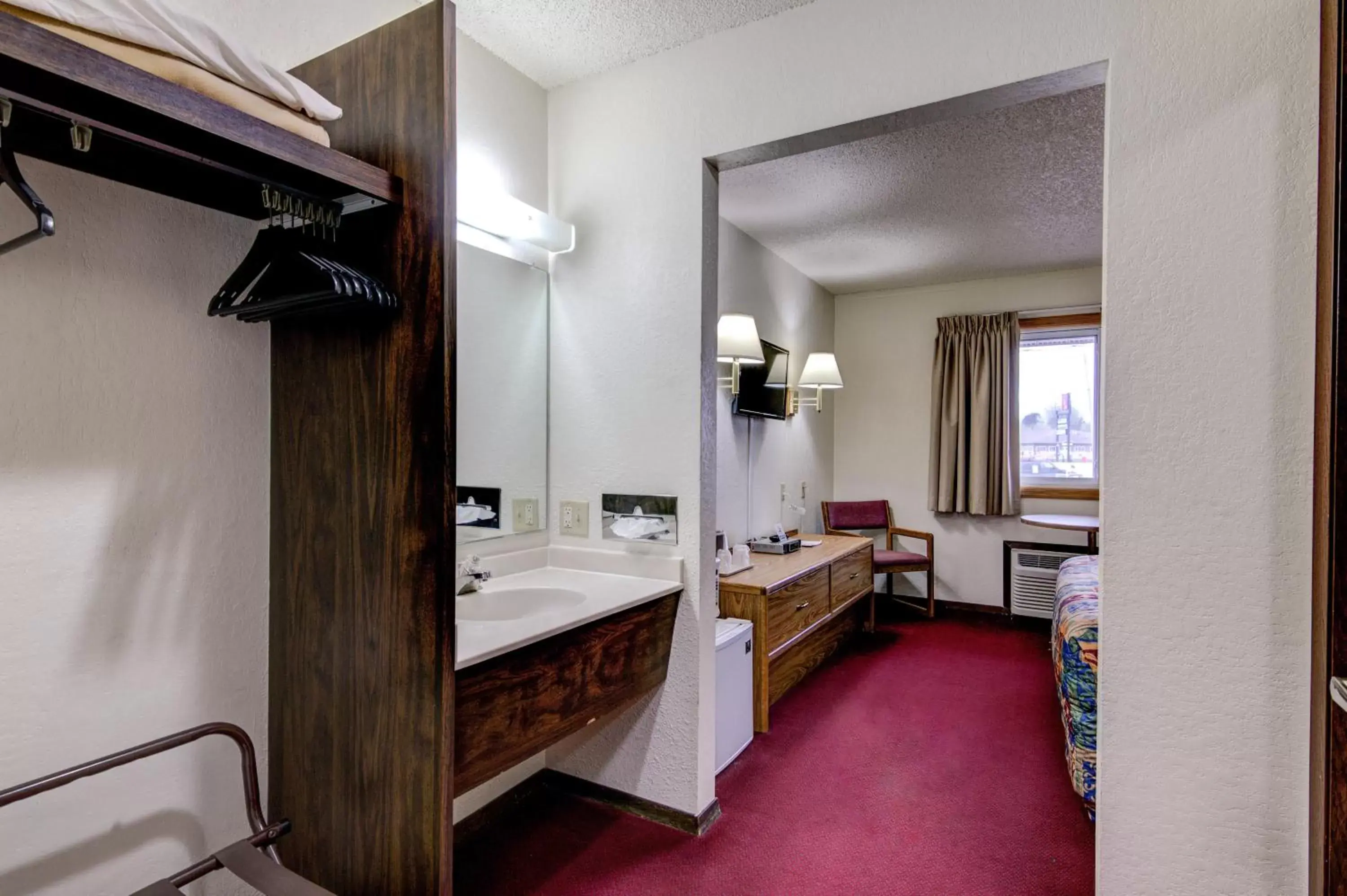 Bathroom in Bloomer Inn & Suites