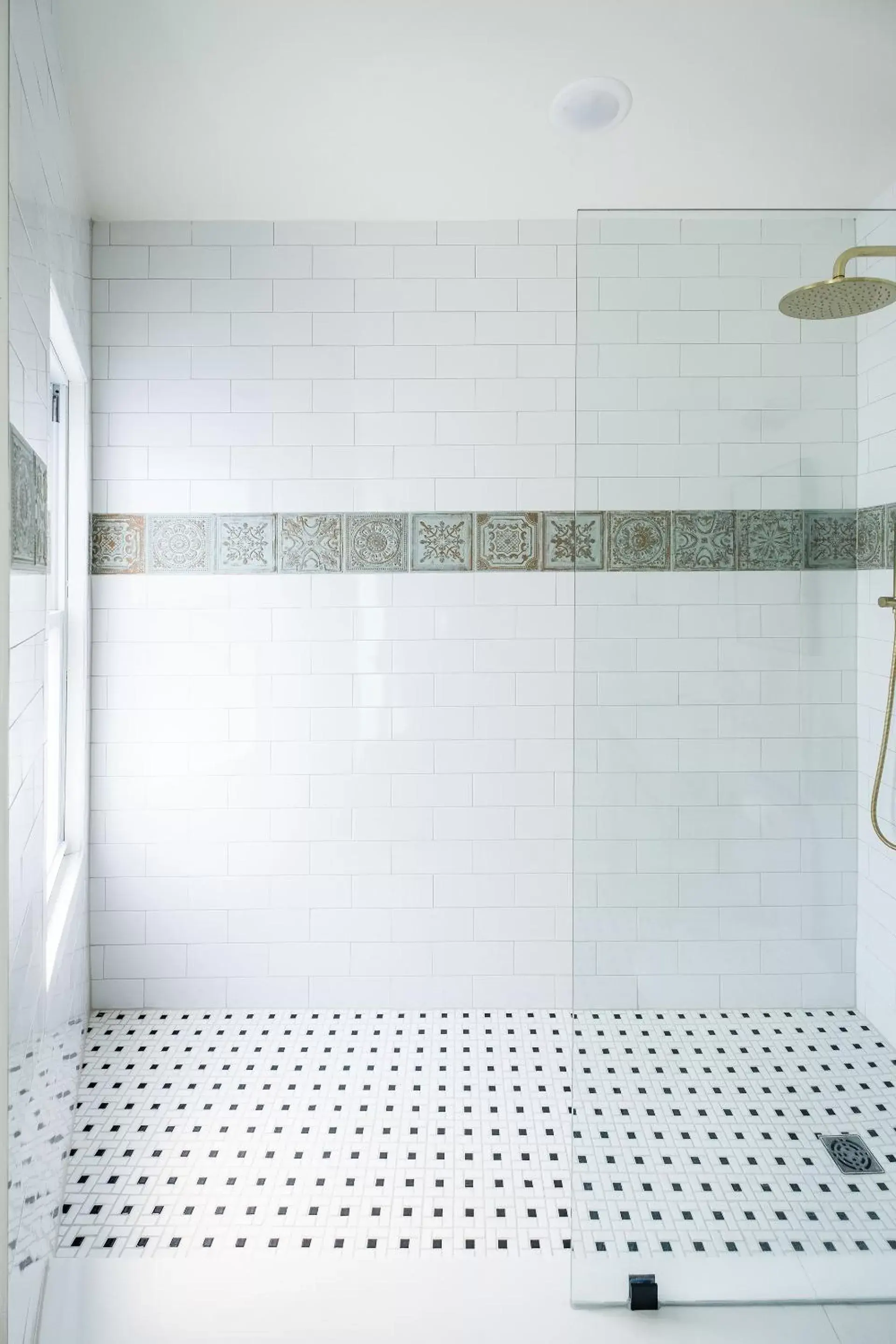 Shower, Bathroom in Scarborough Inn