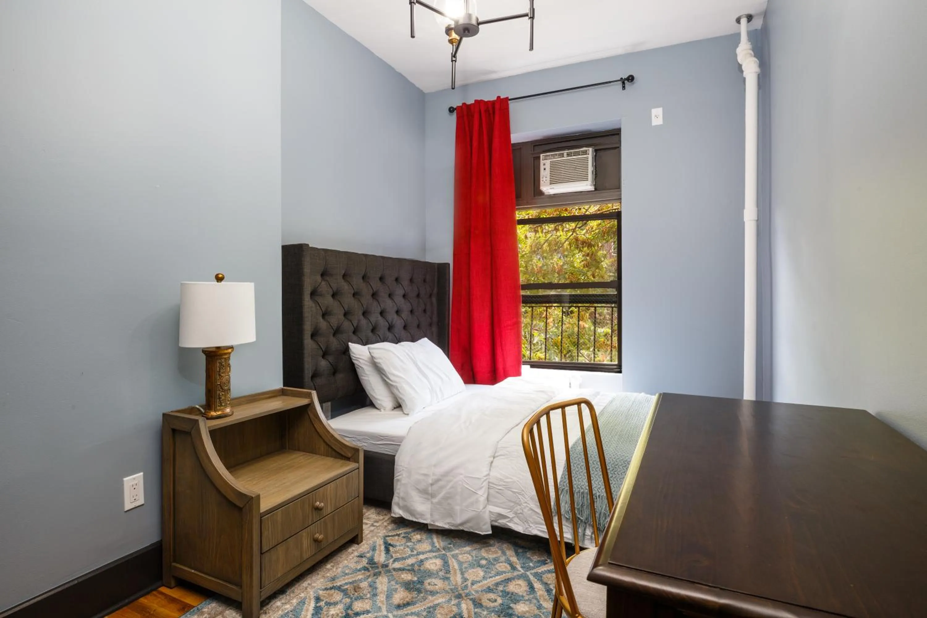 Photo of the whole room, Bed in Lamartine Chelsea