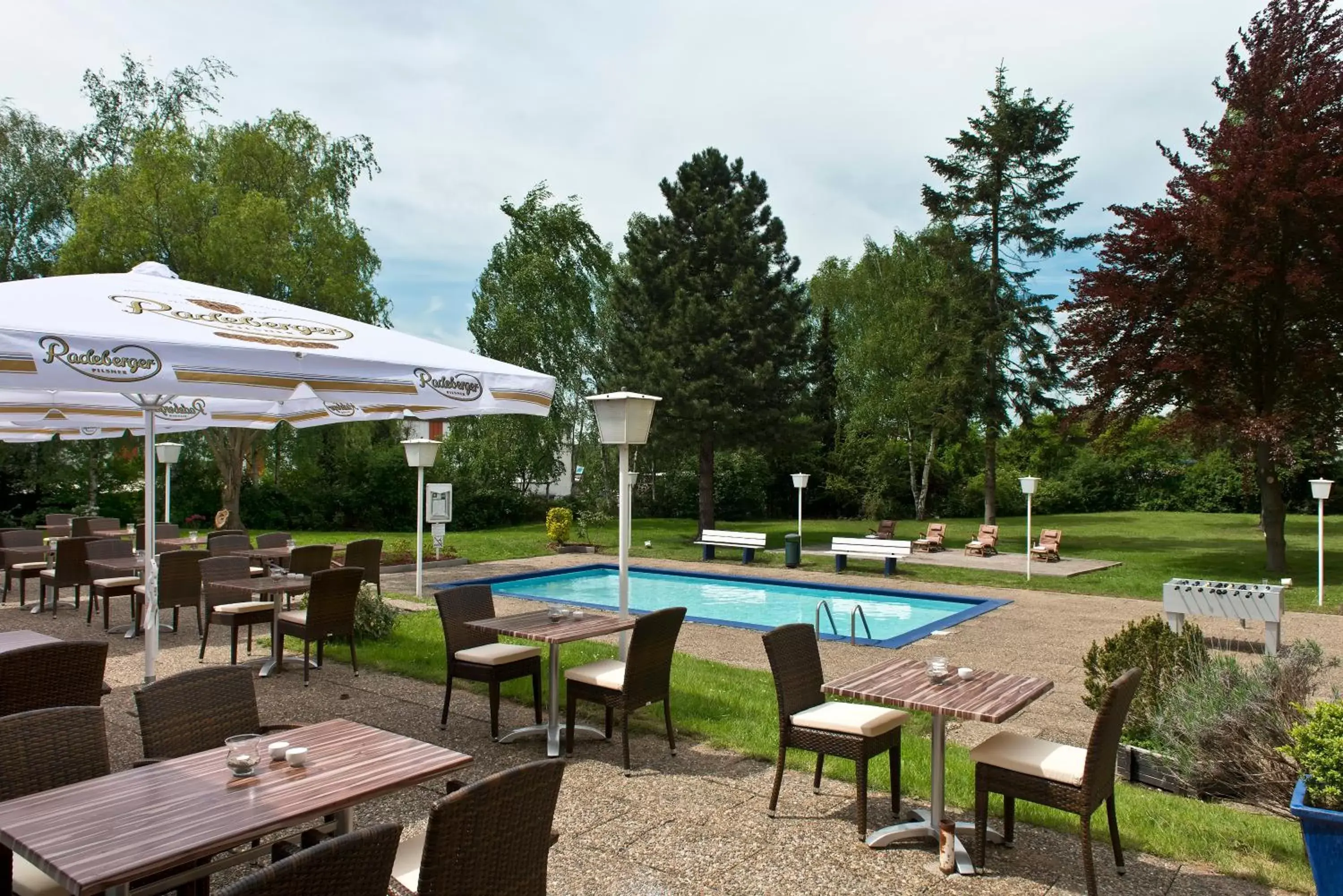 Garden, Swimming Pool in Mercure Hotel Saarbrücken Süd