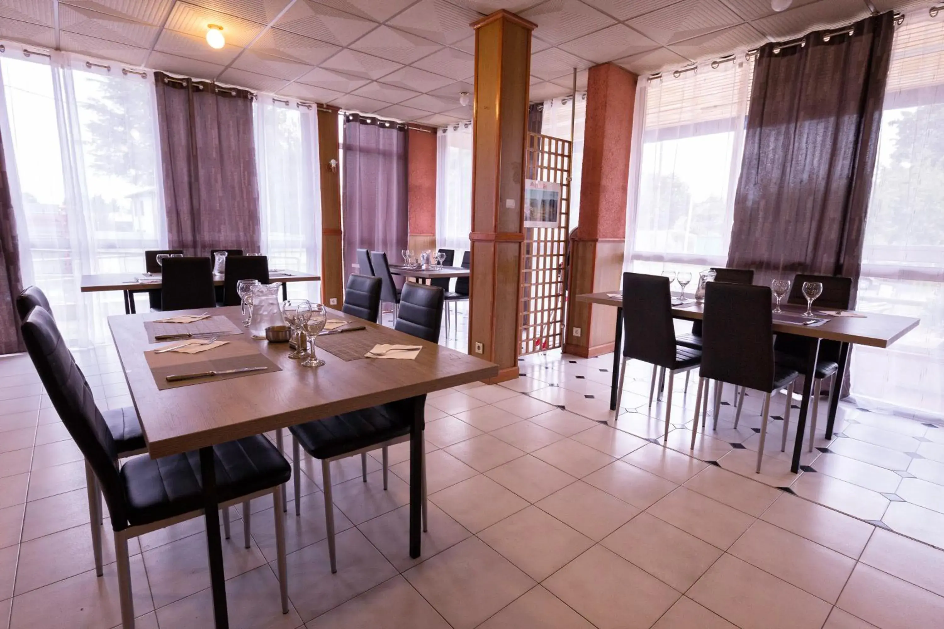 Dining Area in Hôtel La Rocade