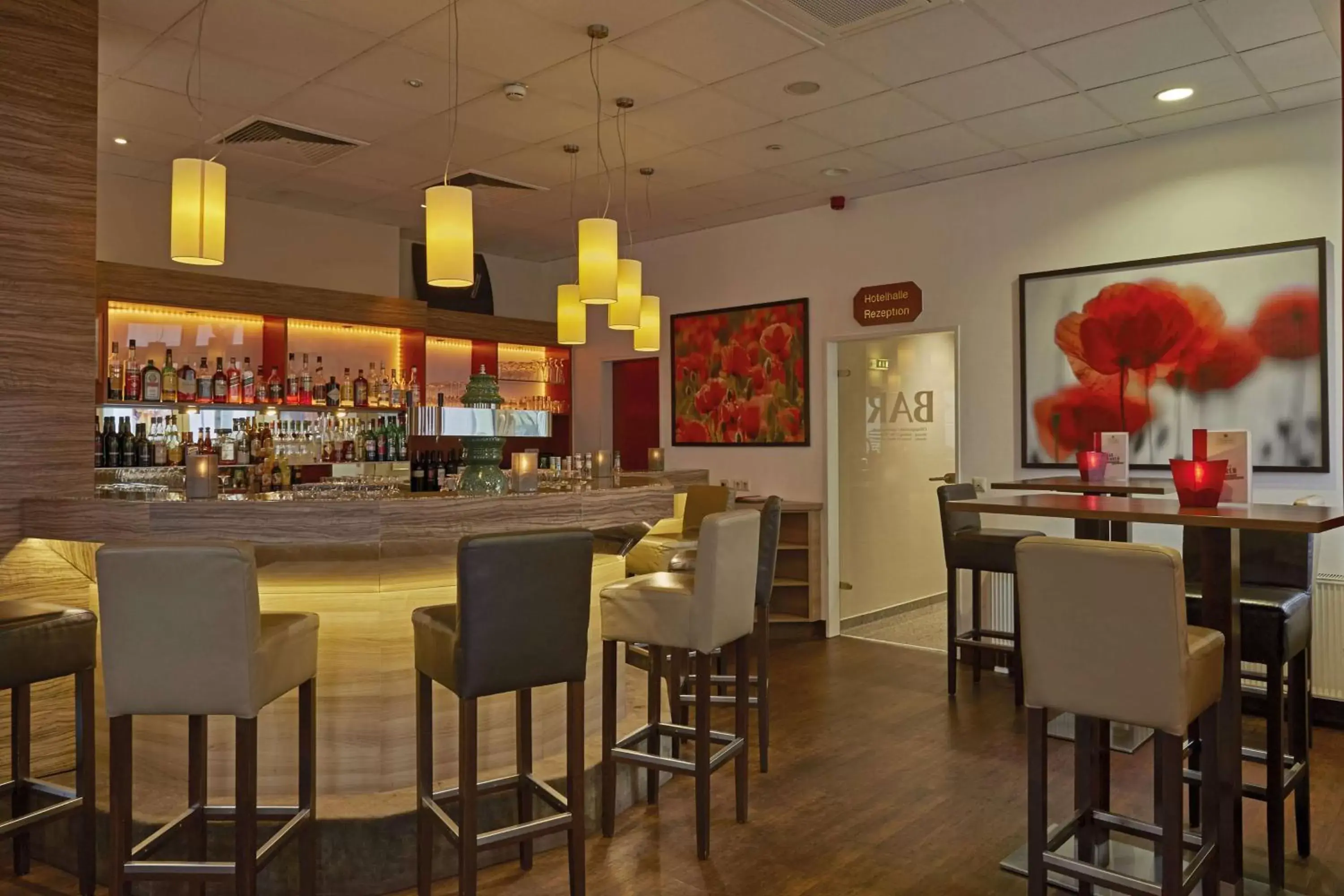 Lounge or bar, Restaurant/Places to Eat in H+ Hotel Darmstadt