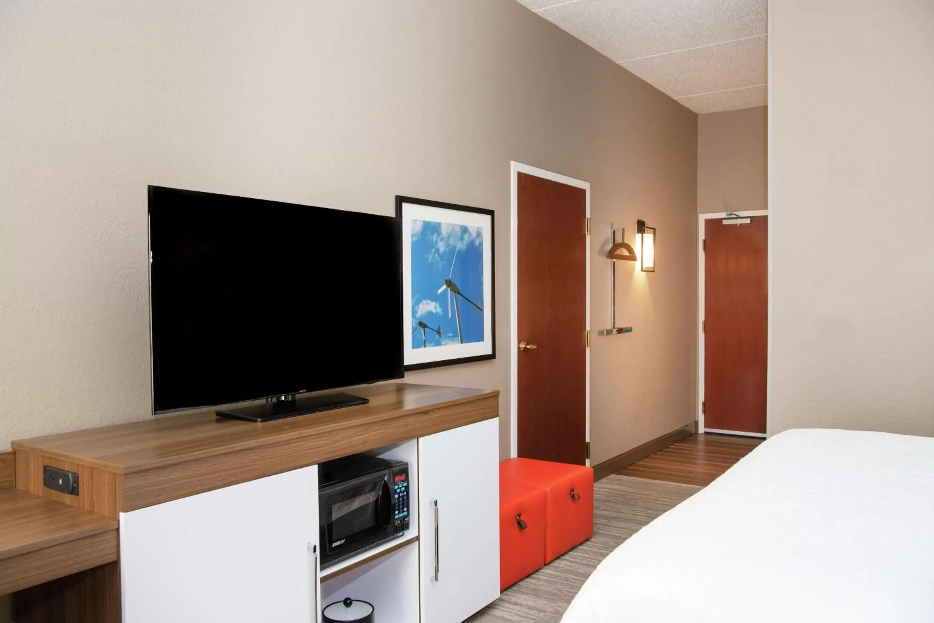 Bedroom, TV/Entertainment Center in Hampton Inn Erie-South