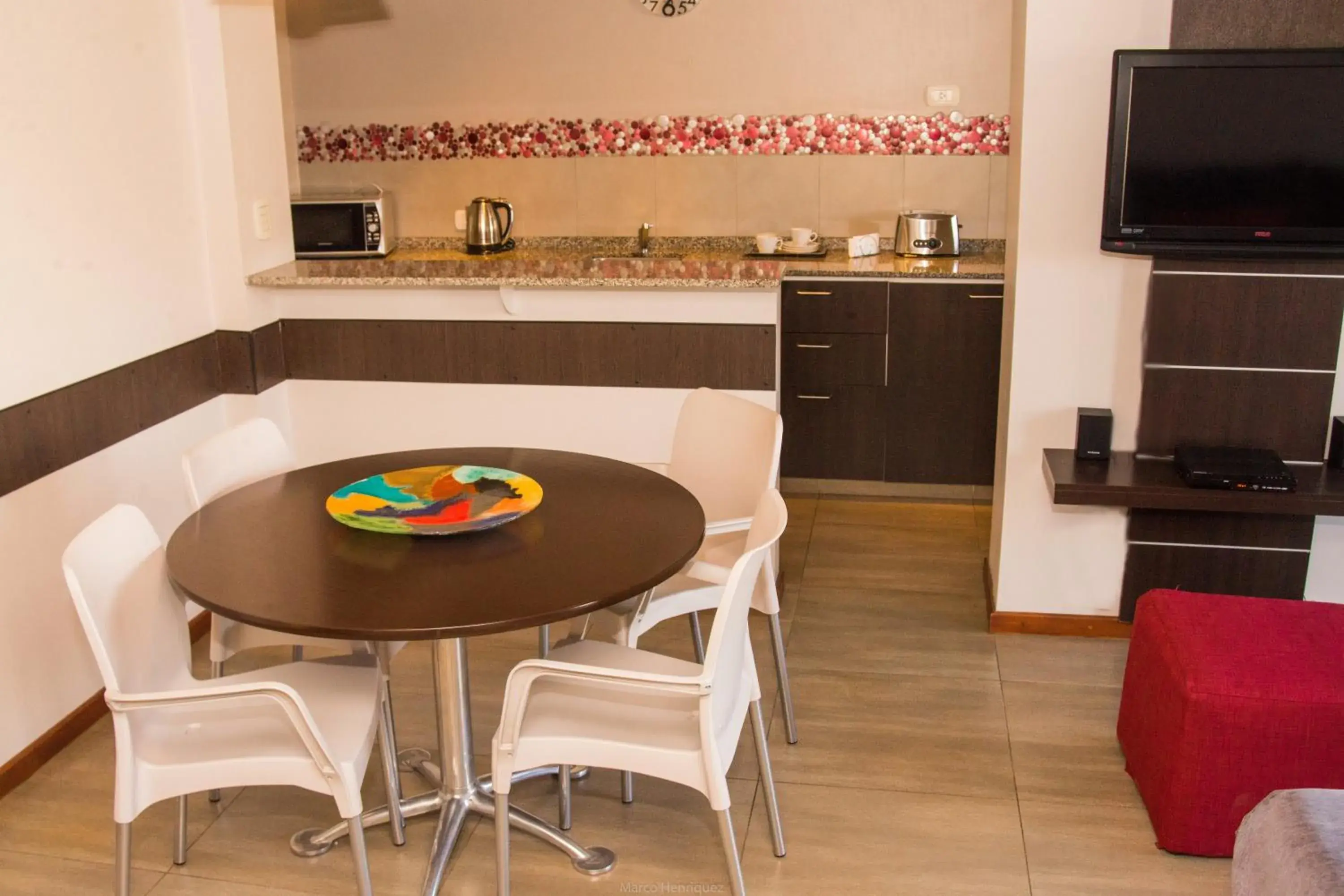 Kitchen or kitchenette, Dining Area in Kube Apartments Express