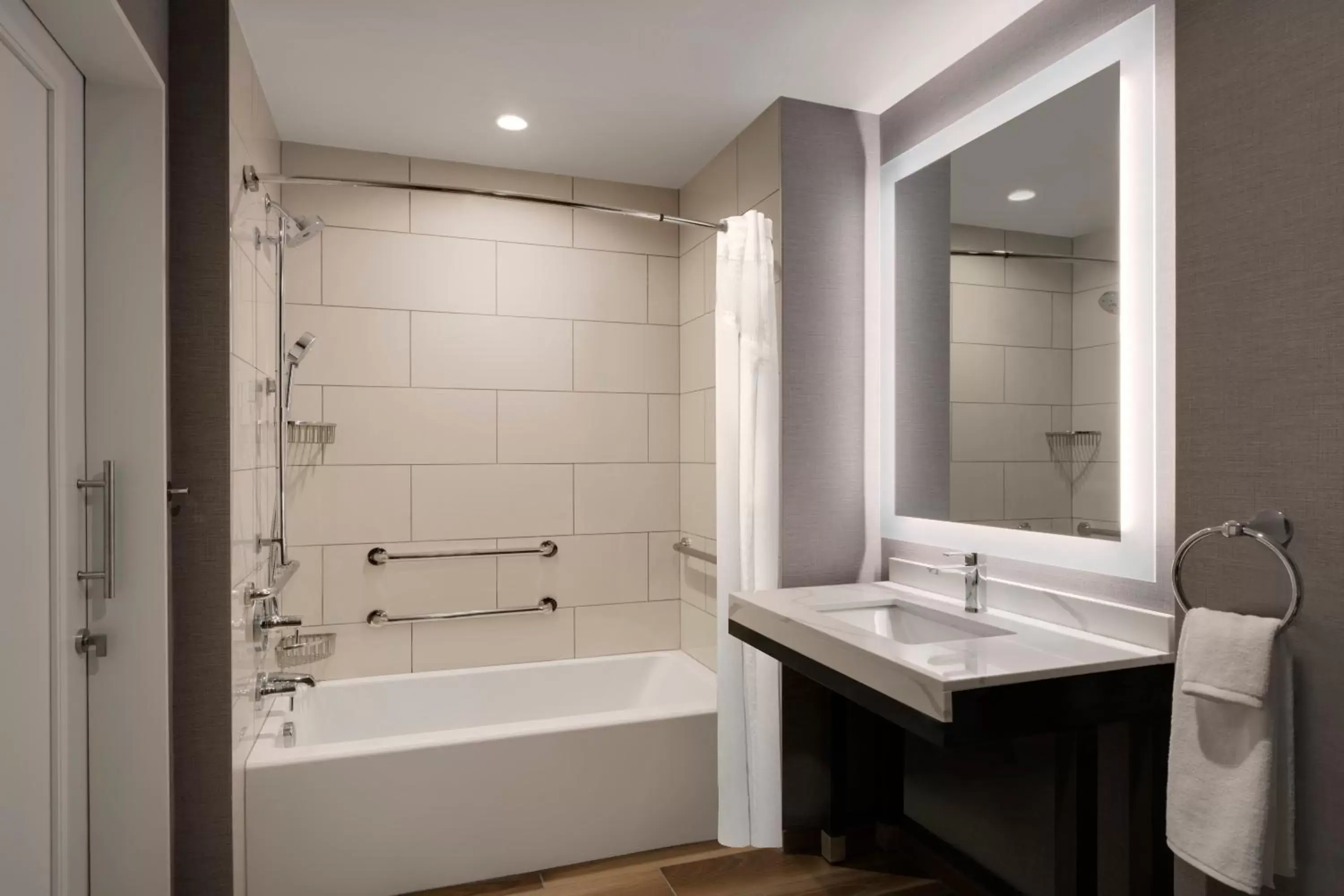 Bath, Bathroom in Hyatt Place LAX/Century BLVD