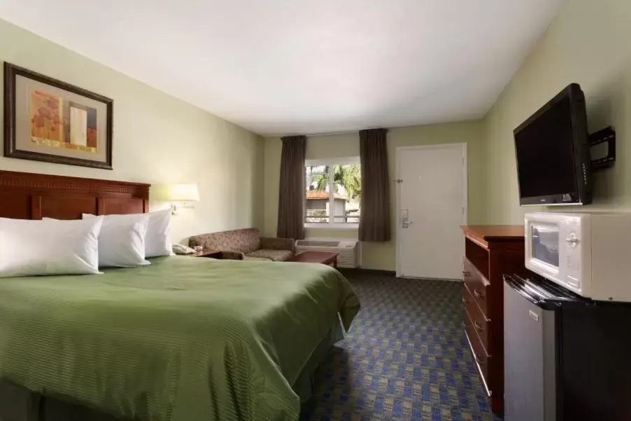 Bed in Travelodge by Wyndham Orange County Airport/ Costa Mesa