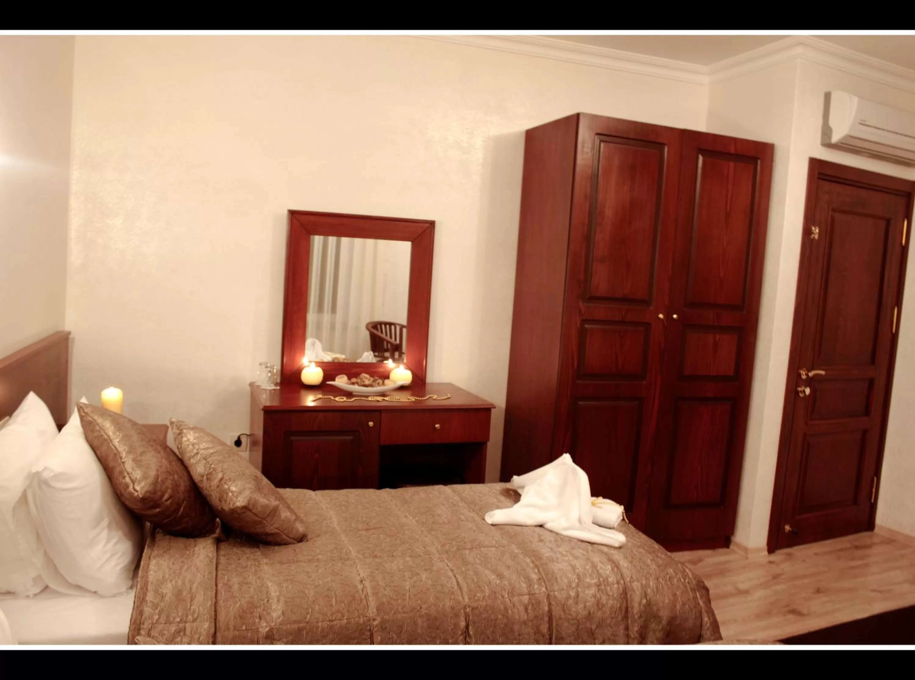 Photo of the whole room, Bed in Sultanahmet Cesme Hotel