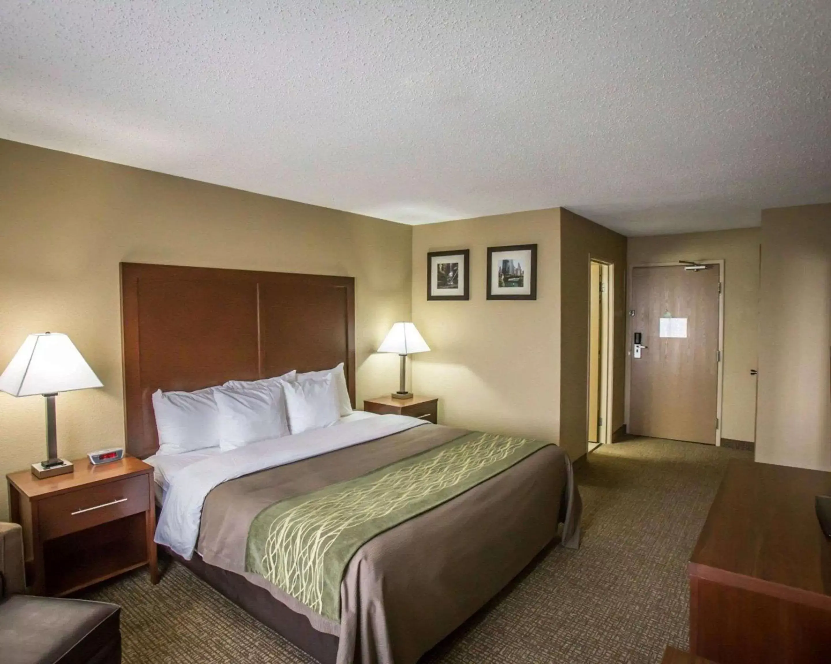 Photo of the whole room, Bed in Comfort Inn Morris I-80